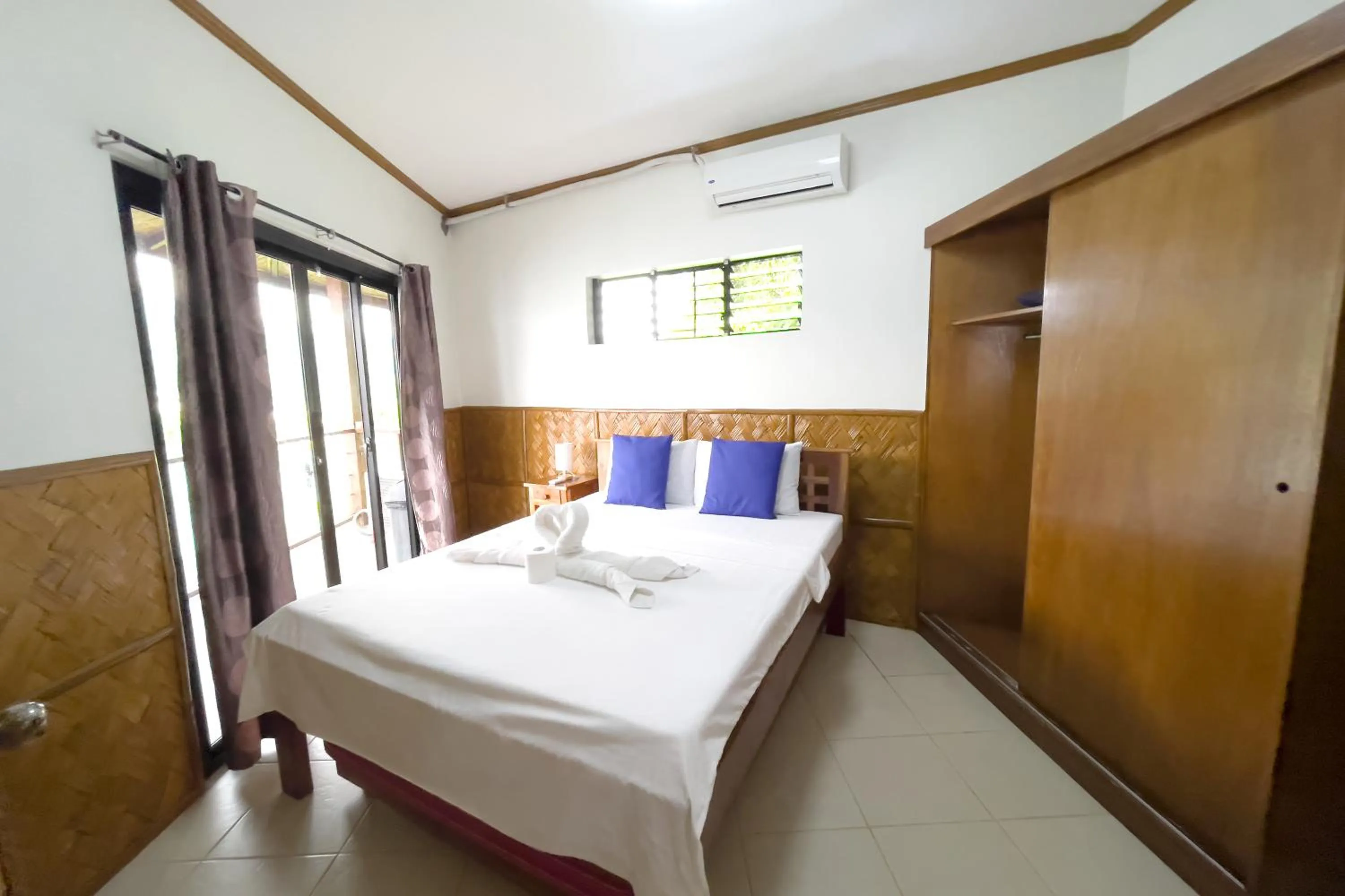 Bed in Villa de Pico Highland Beach Resort