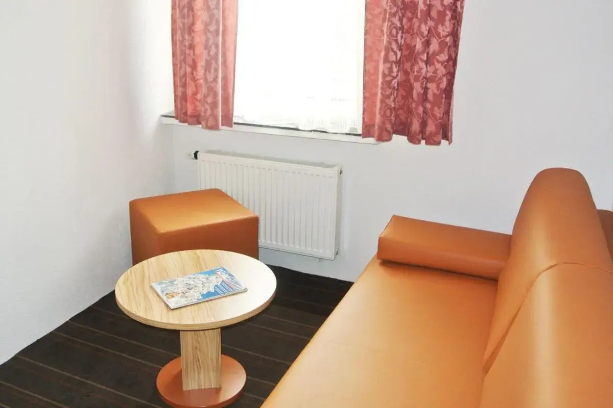 Standard Twin Room with Sofa in Hotel Art-Ambiente Standard Twin Room with Sofa in Hotel Art-Ambiente