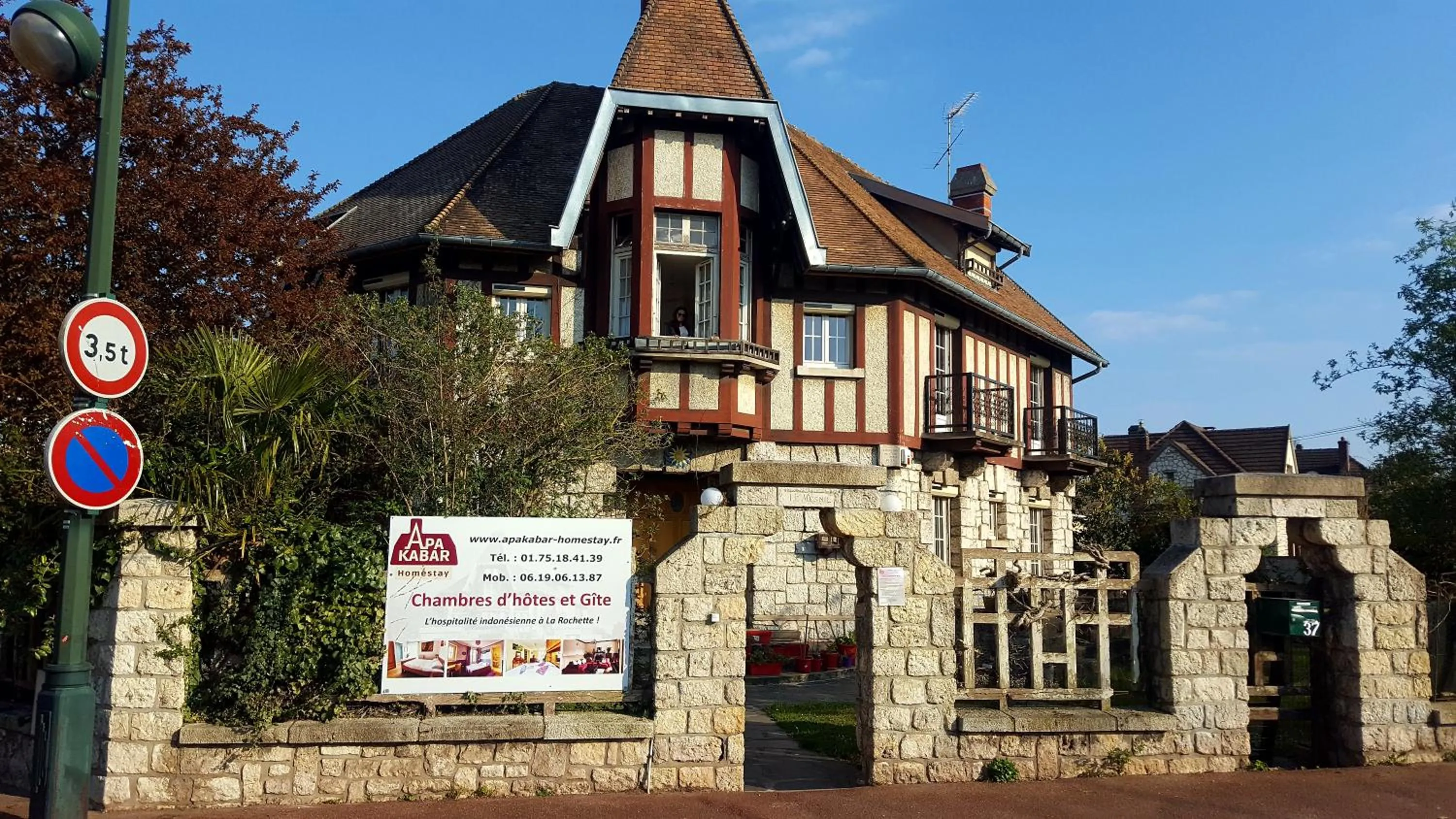 Property logo or sign in Apakabar Homestay - proche gare Melun, parking privé, Netflix