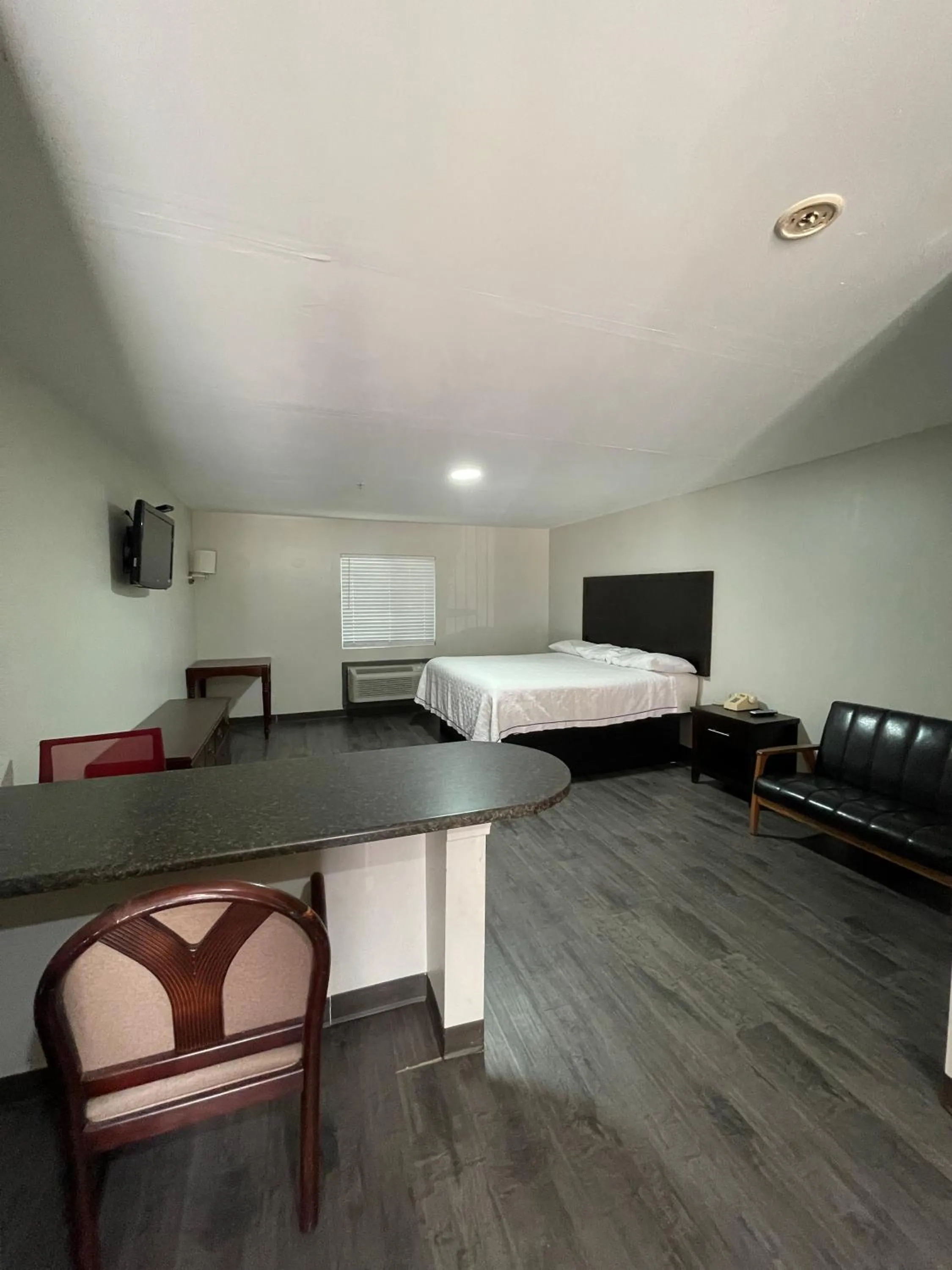 Photo of the whole room, Bed in High Falls Inn & Suites