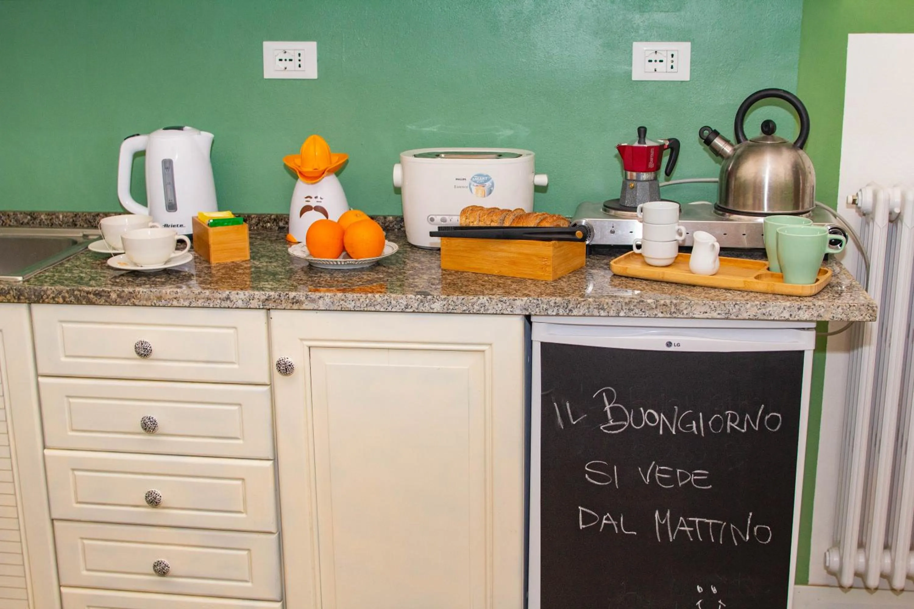 Communal kitchen in La bicicletta Rossa B&B