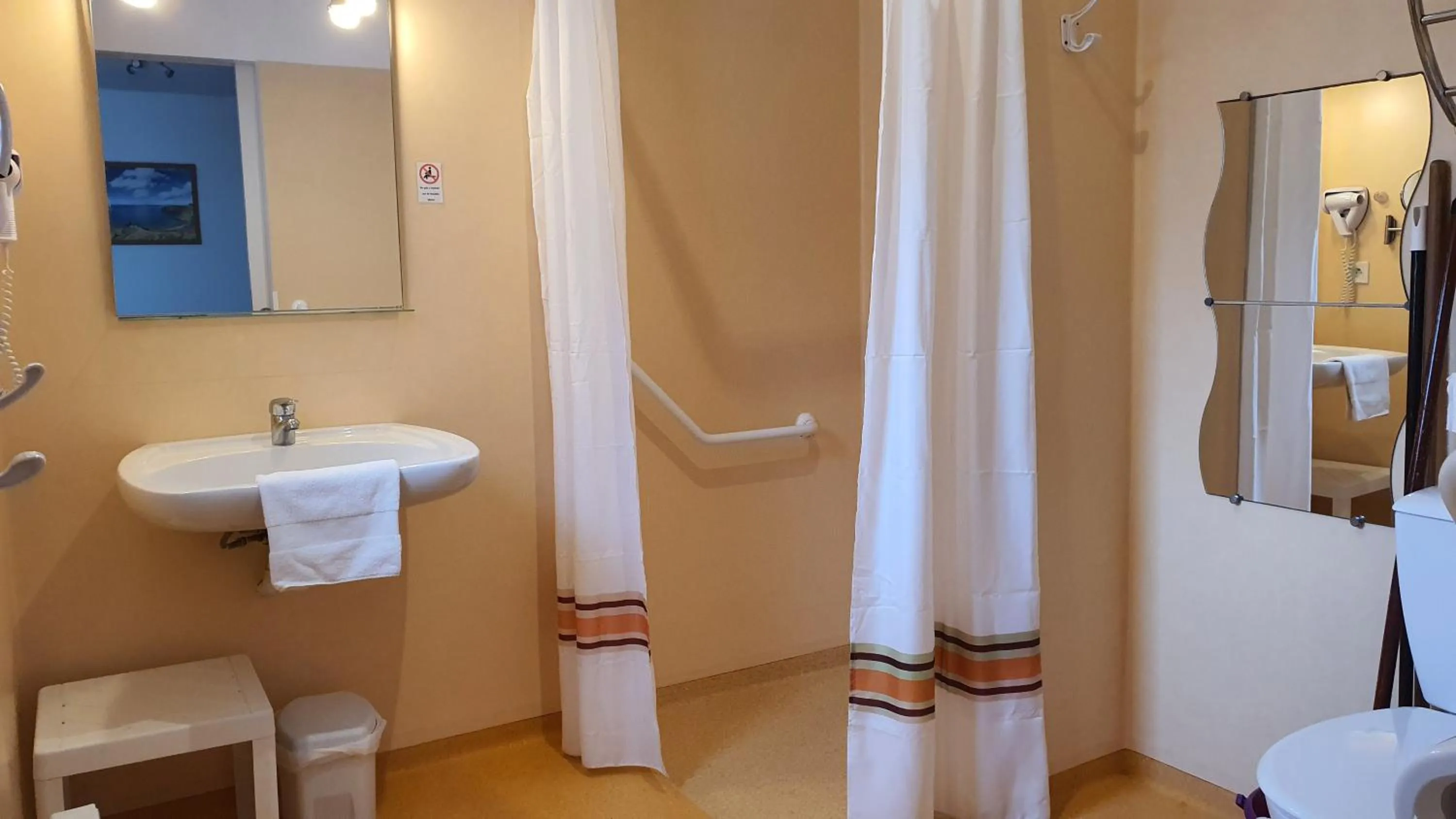 Shower in La Vigie Vacances