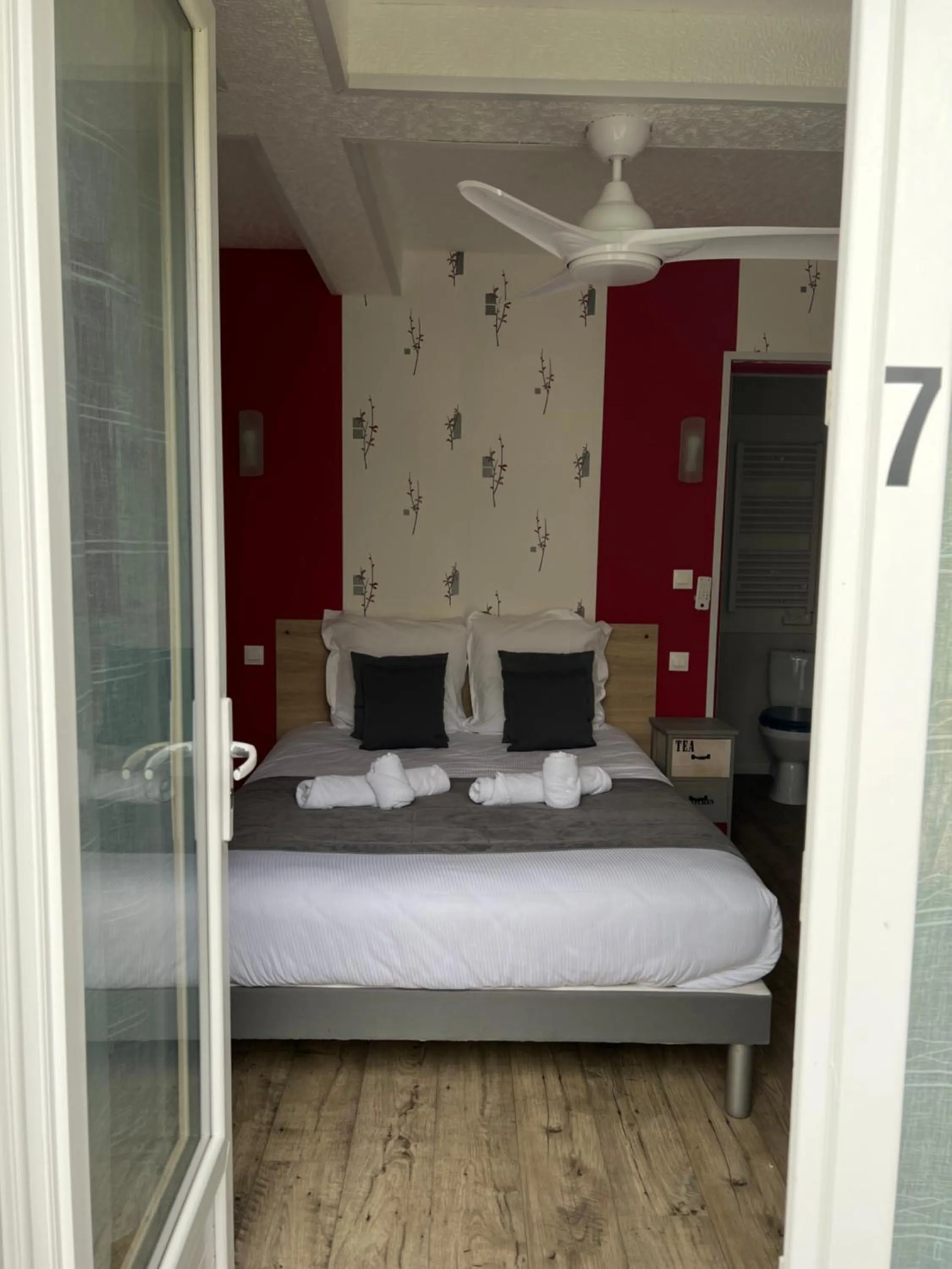 Photo of the whole room, Bed in Au Petit Bonheur