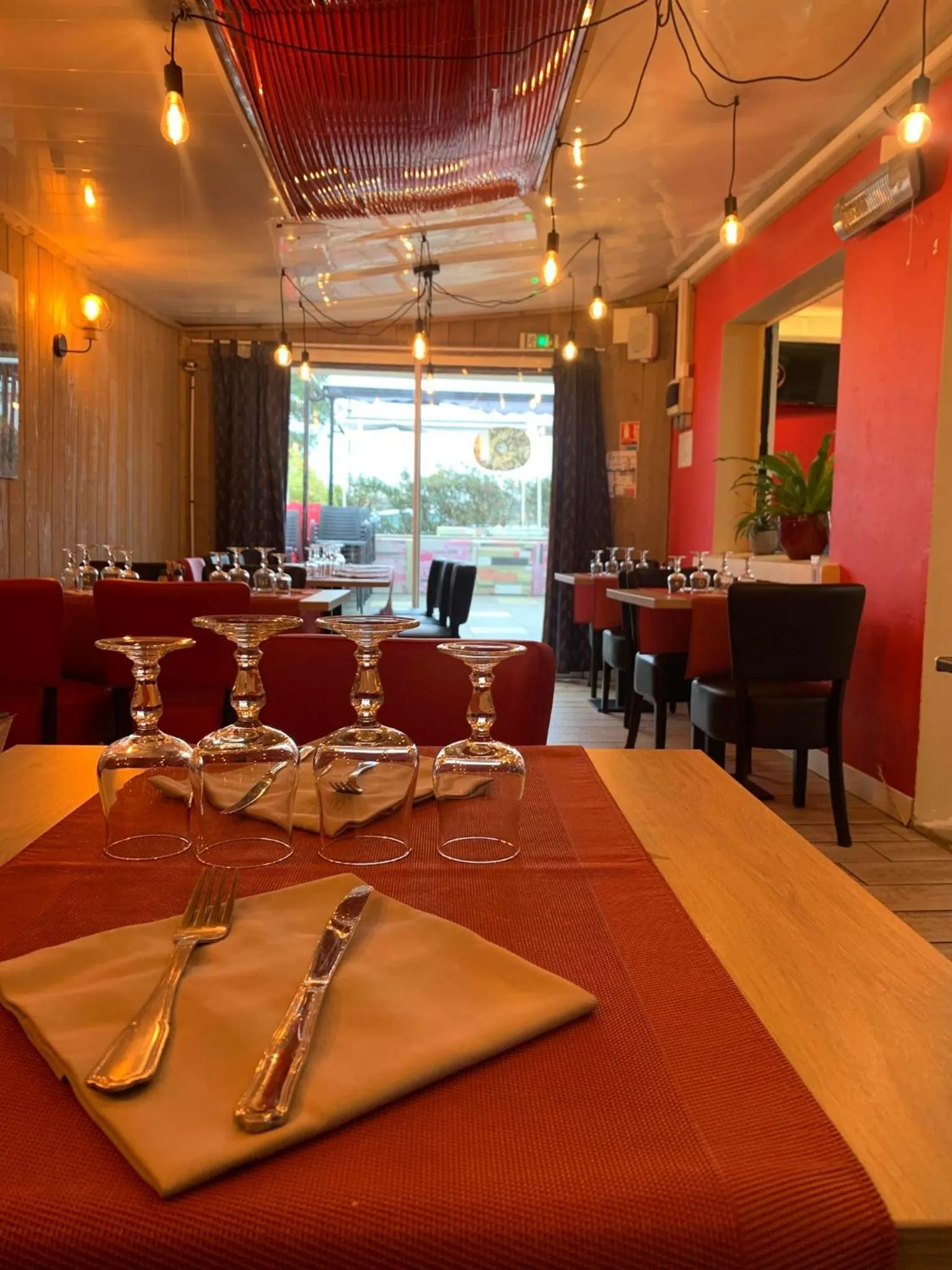 Restaurant/places to eat in Au Petit Bonheur