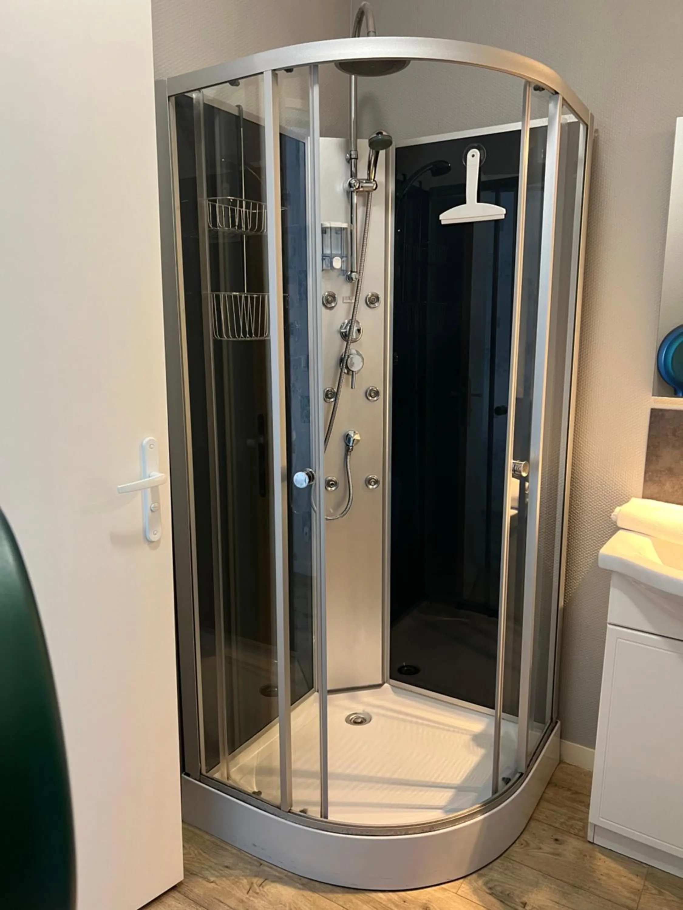 Shower in Au Petit Bonheur