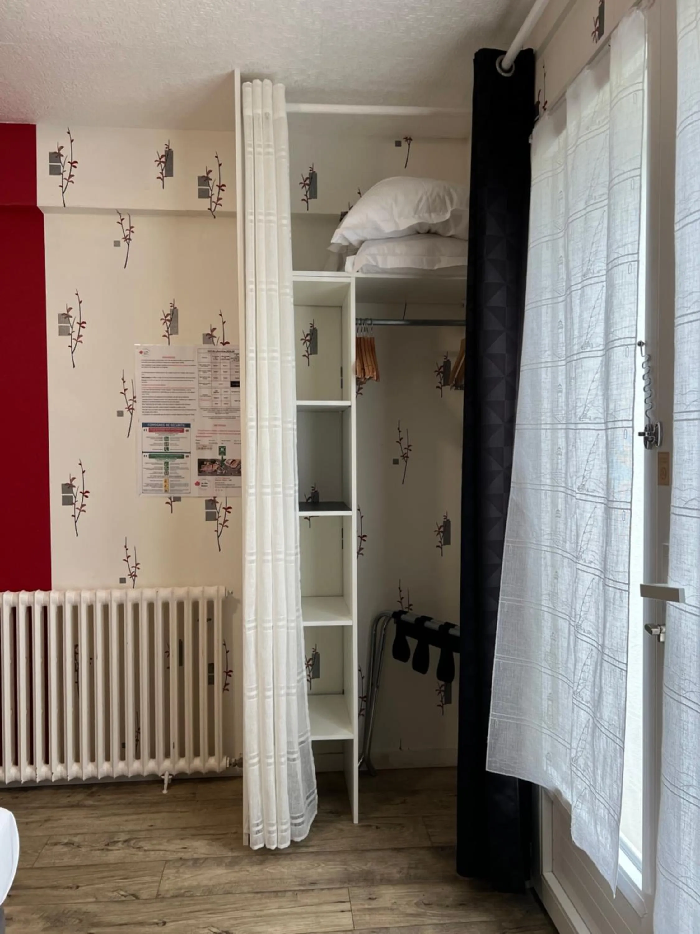 Photo of the whole room, Bed in Au Petit Bonheur