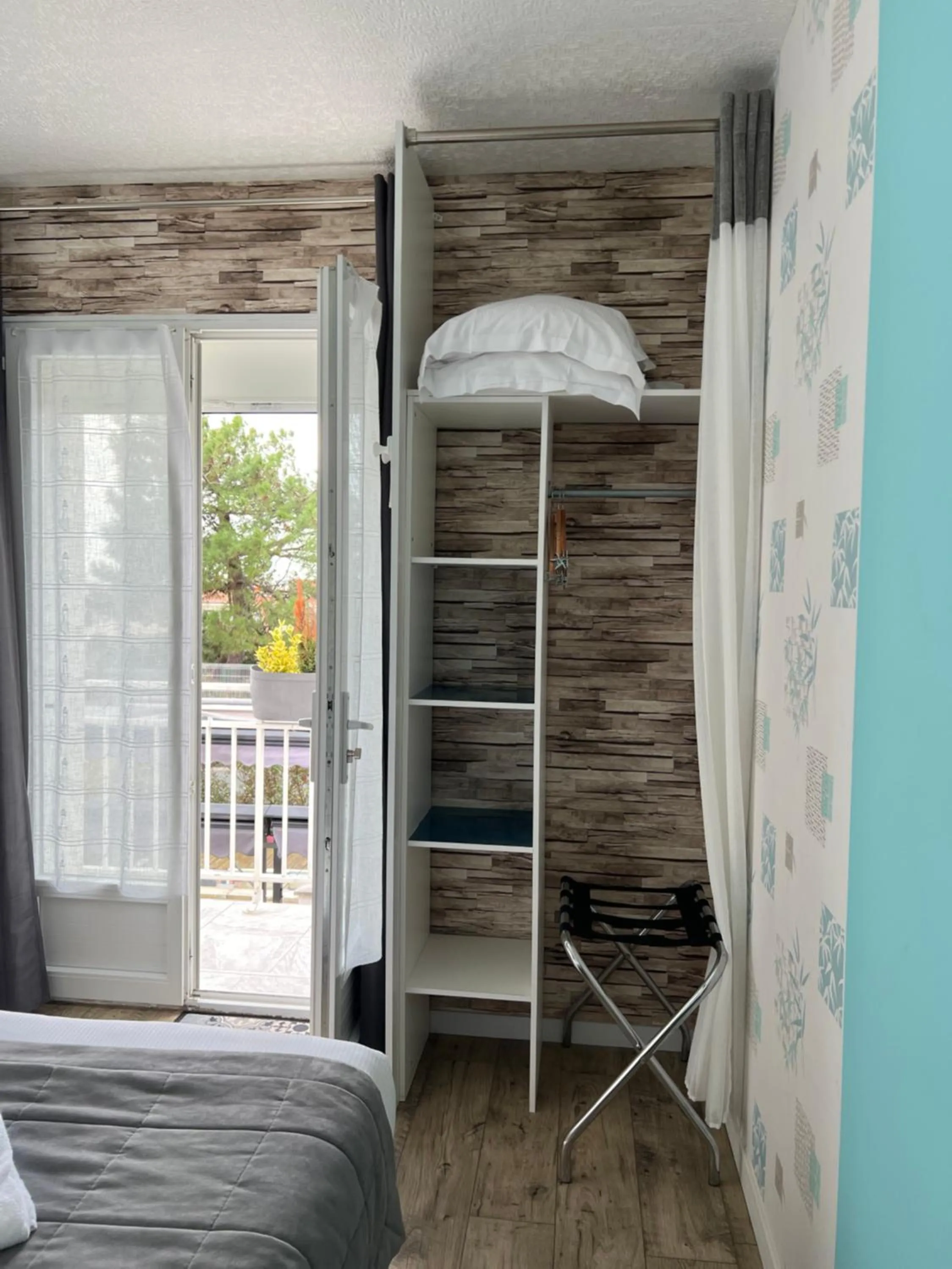 Photo of the whole room, Bed in Au Petit Bonheur