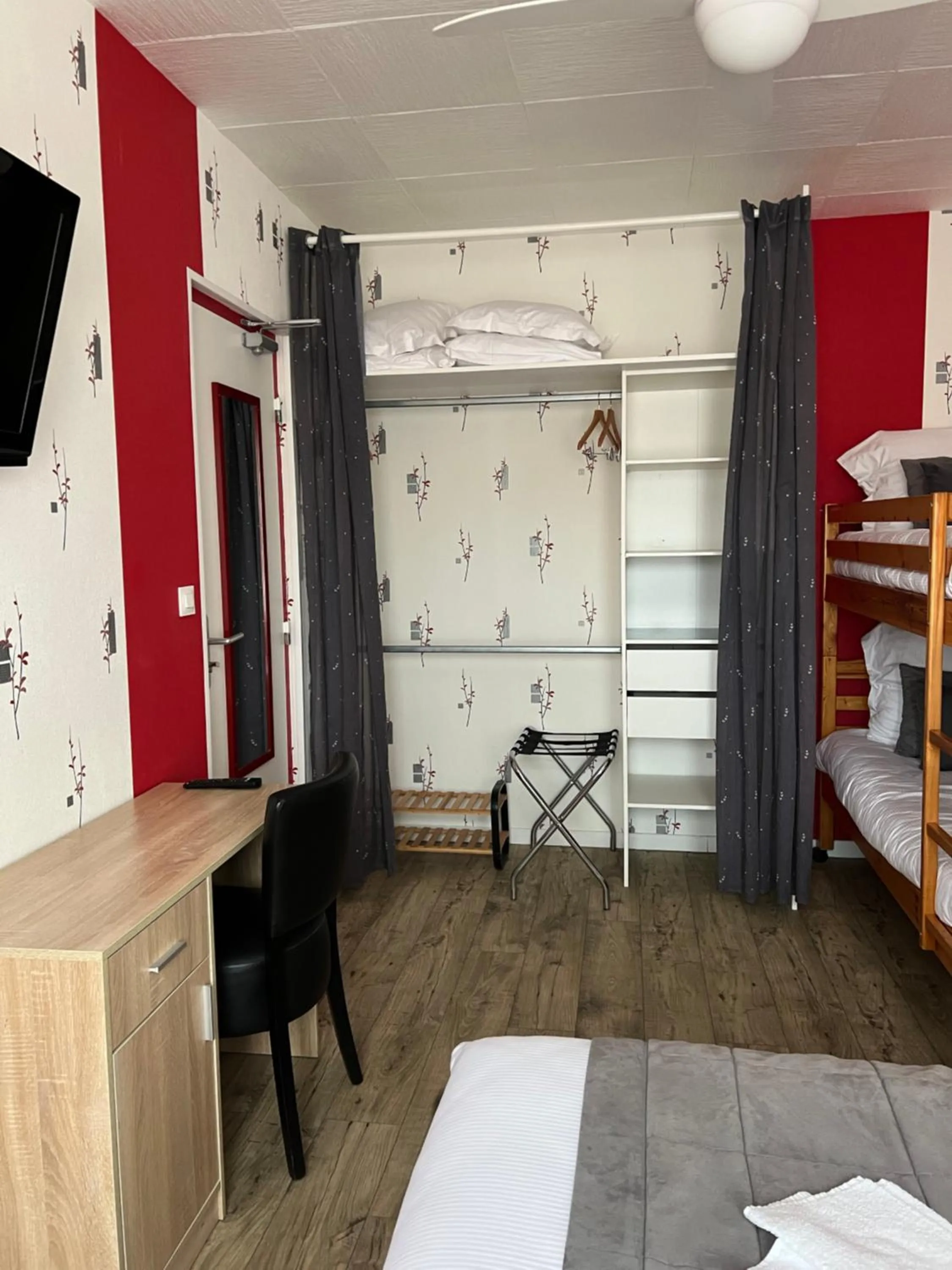 Photo of the whole room, Bed in Au Petit Bonheur