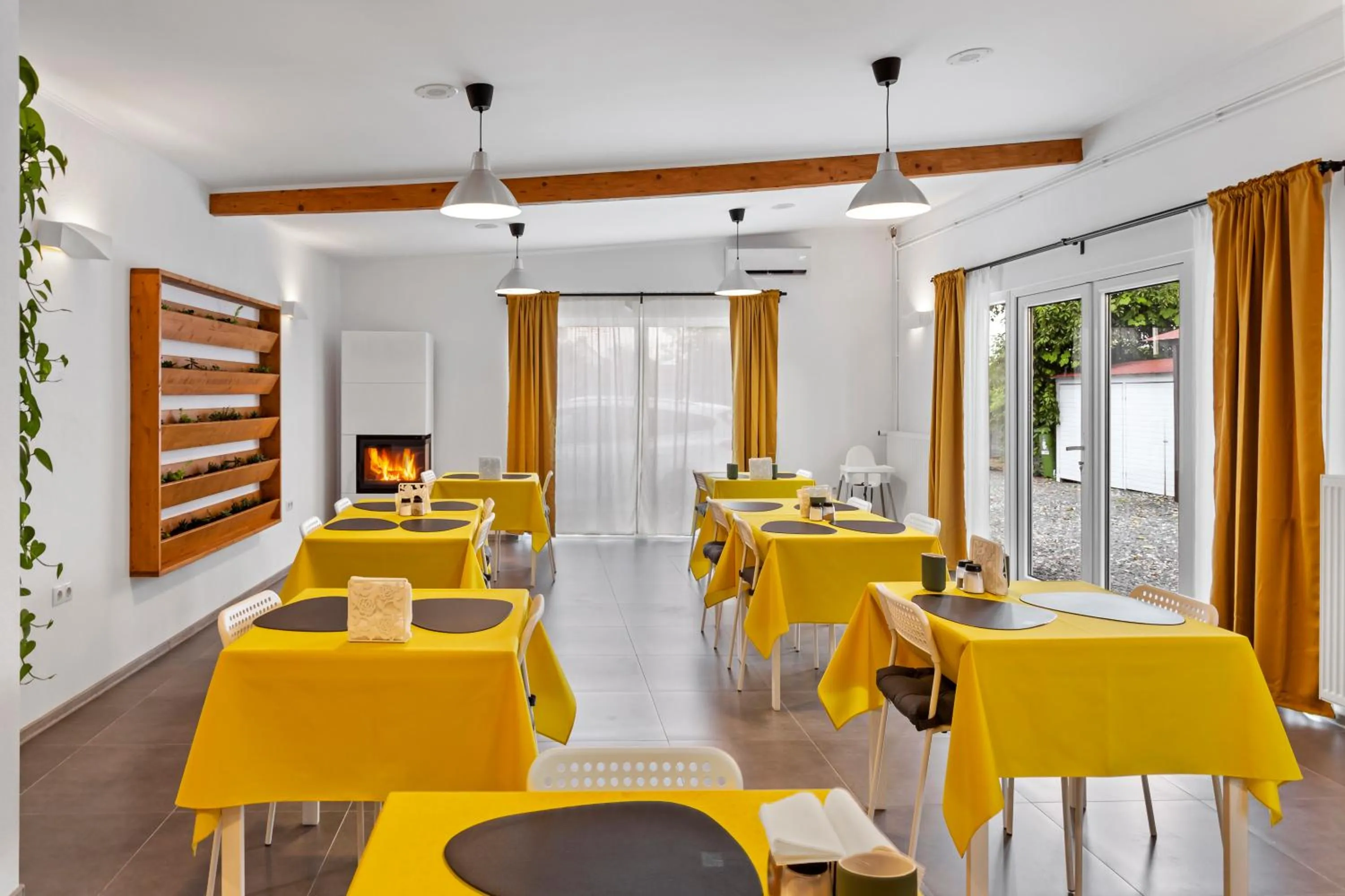 Restaurant/places to eat in Pensiunea Alina "Adults Only"