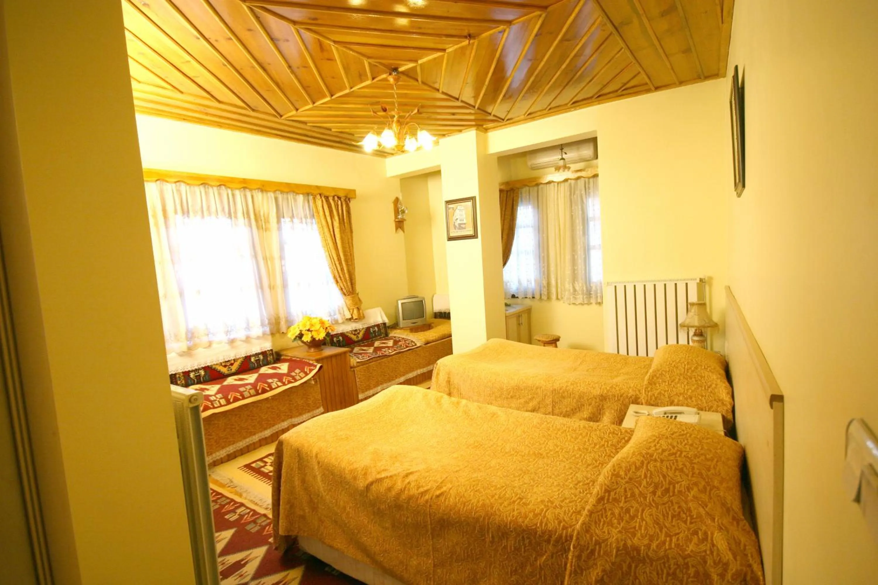 Photo of the whole room, Bed in Beypazari Ipekyolu Konagi
