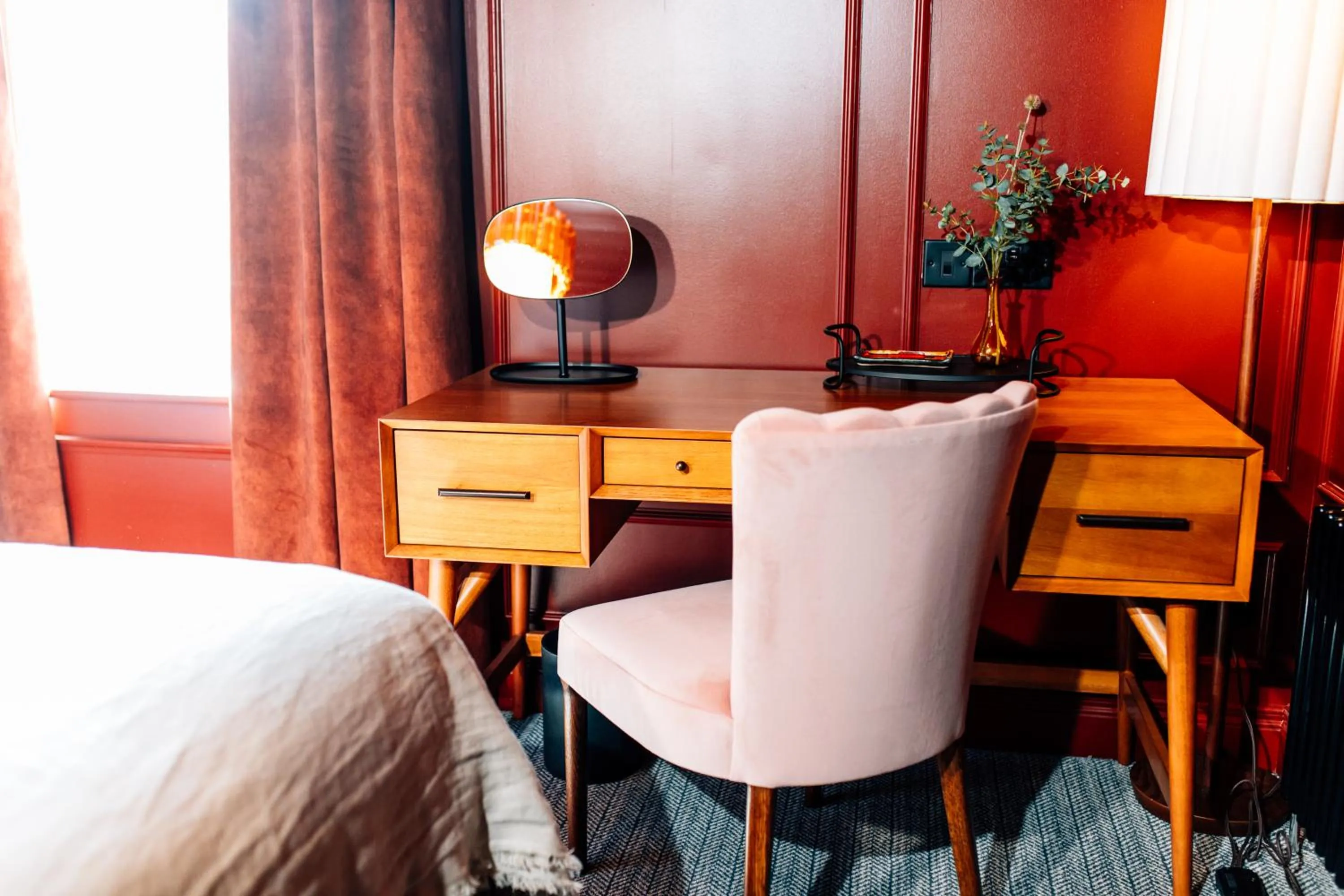 Seating area, Bed in The Nines