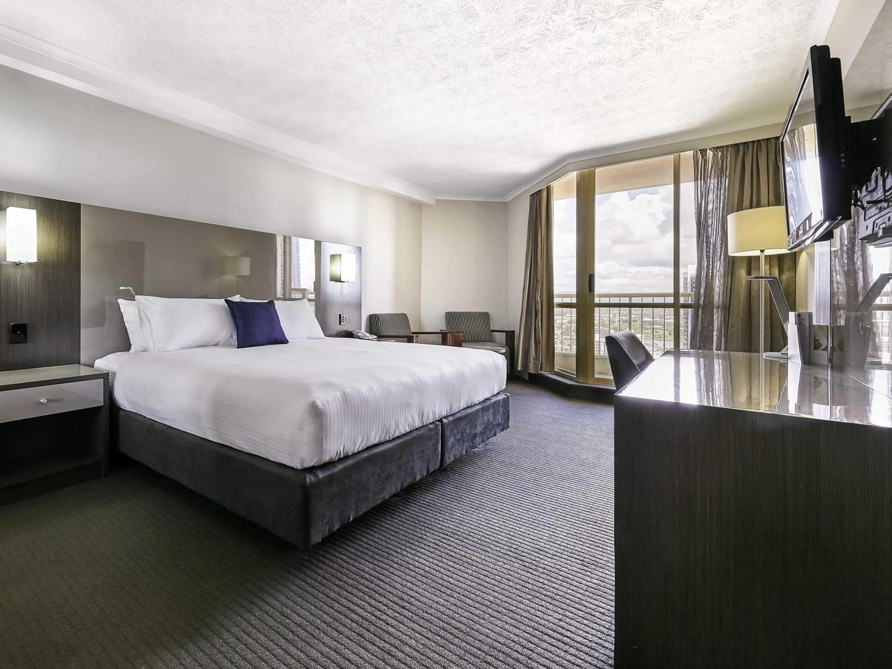 Bedroom, Bed in Novotel Surfers Paradise