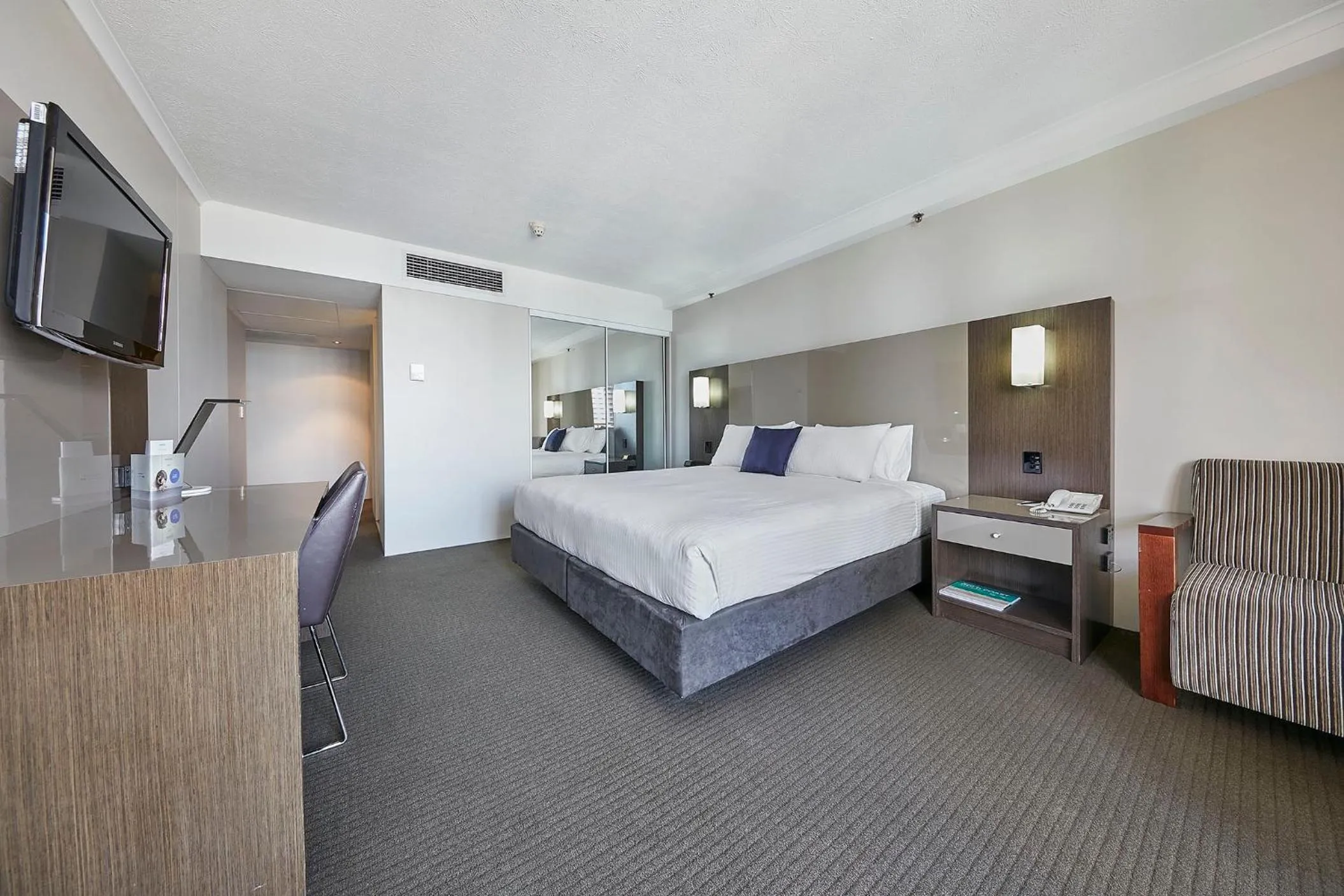 Bedroom, Bed in Novotel Surfers Paradise