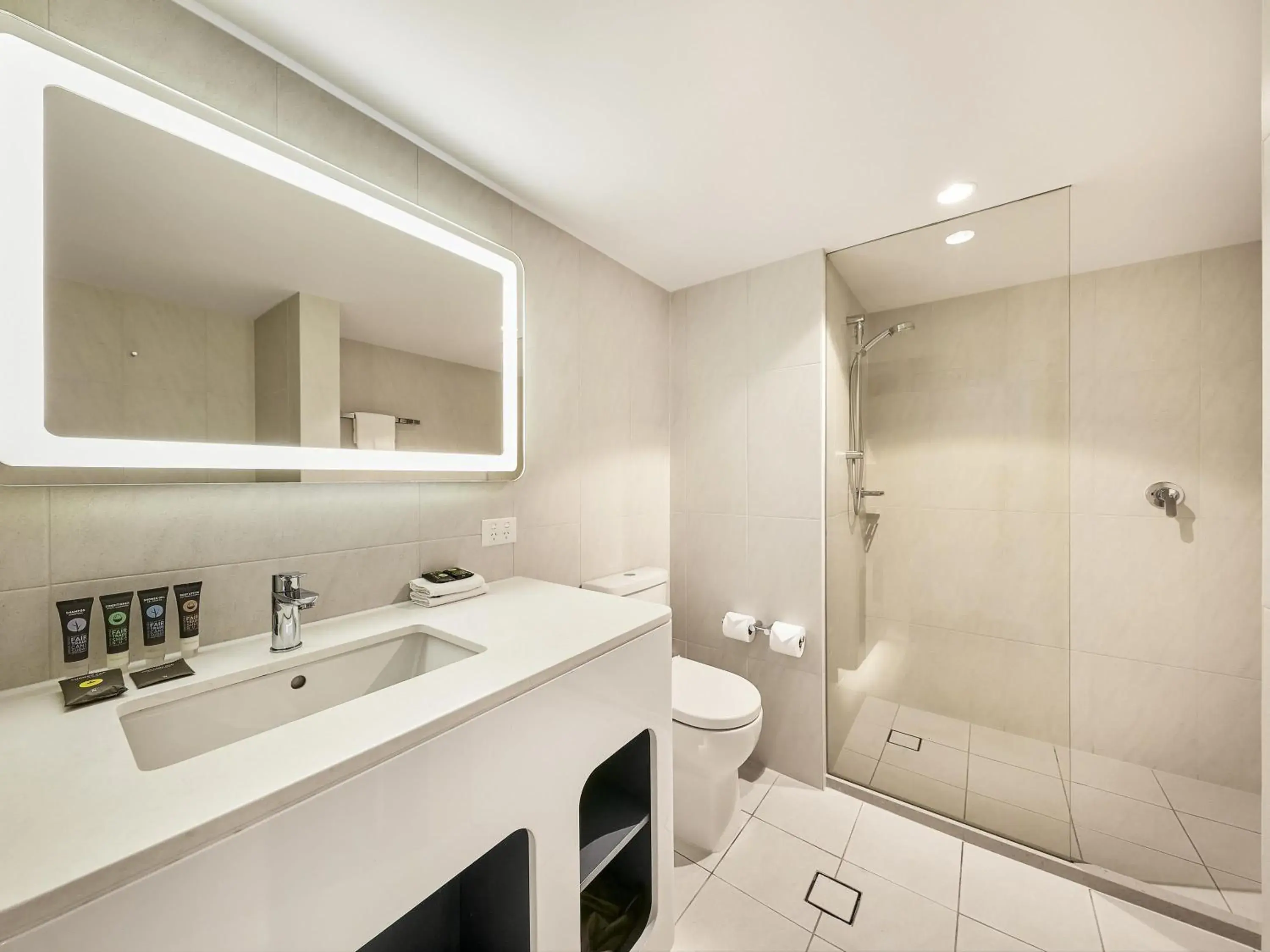 Deluxe King Room with Ocean View in Novotel Surfers Paradise Deluxe King Room with Ocean View in Novotel Surfers Paradise