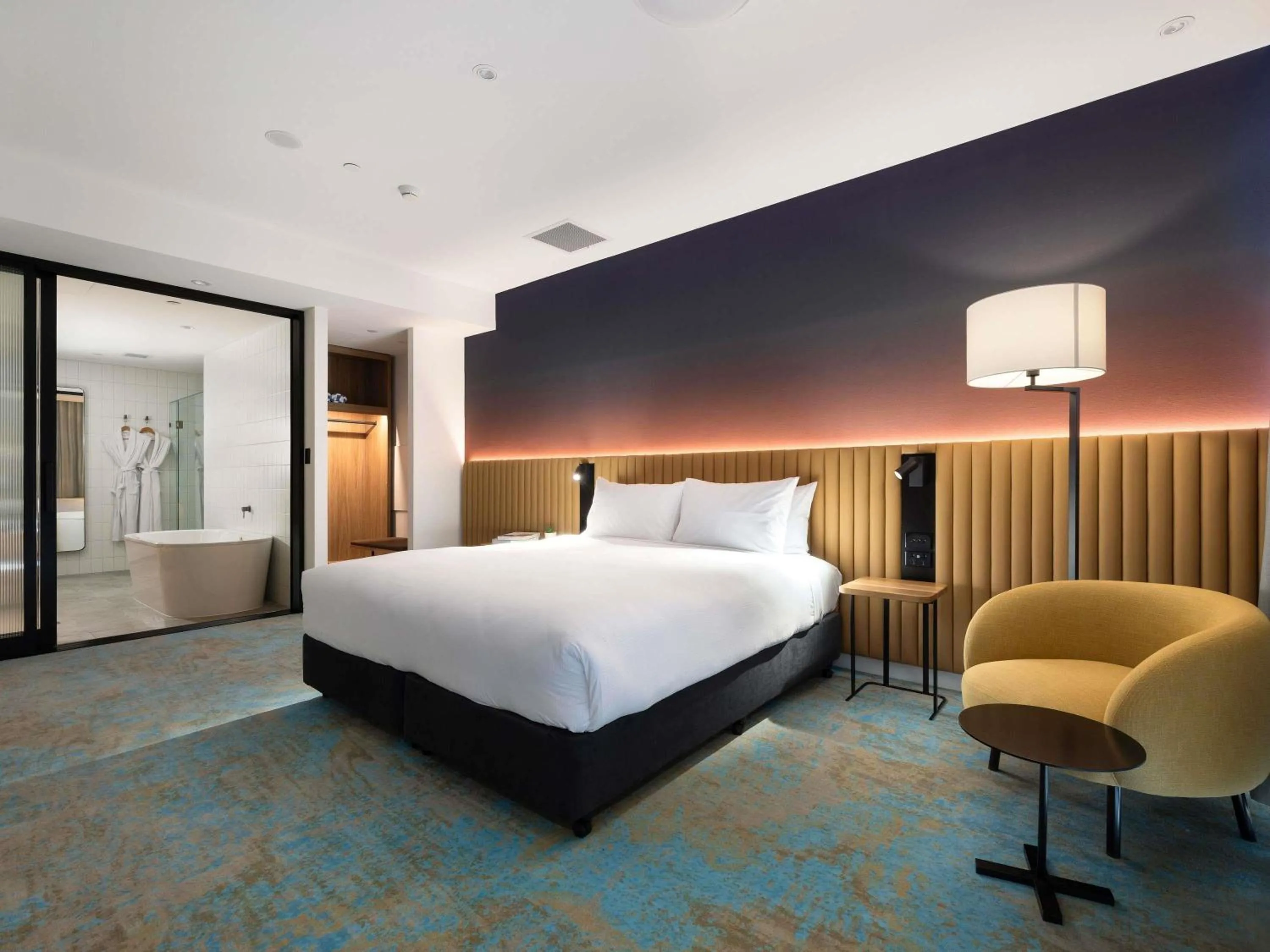 Bedroom, Bed in Novotel Surfers Paradise