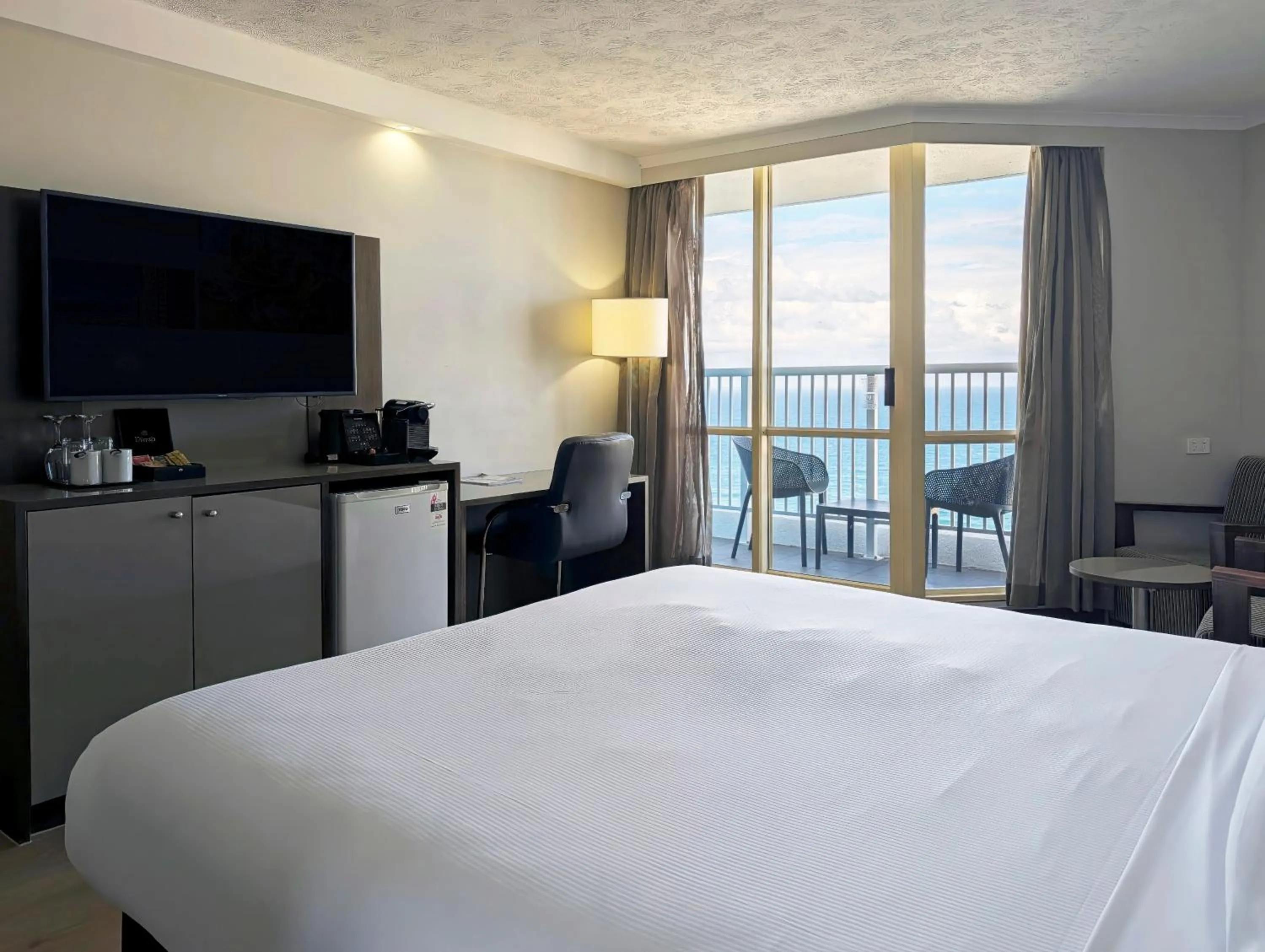Bedroom, Bed in Novotel Surfers Paradise