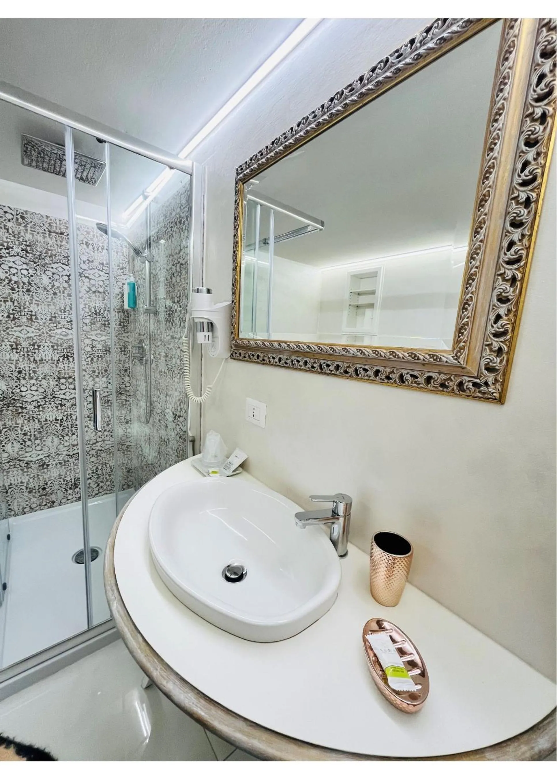 Shower in Hotel La Torraccia