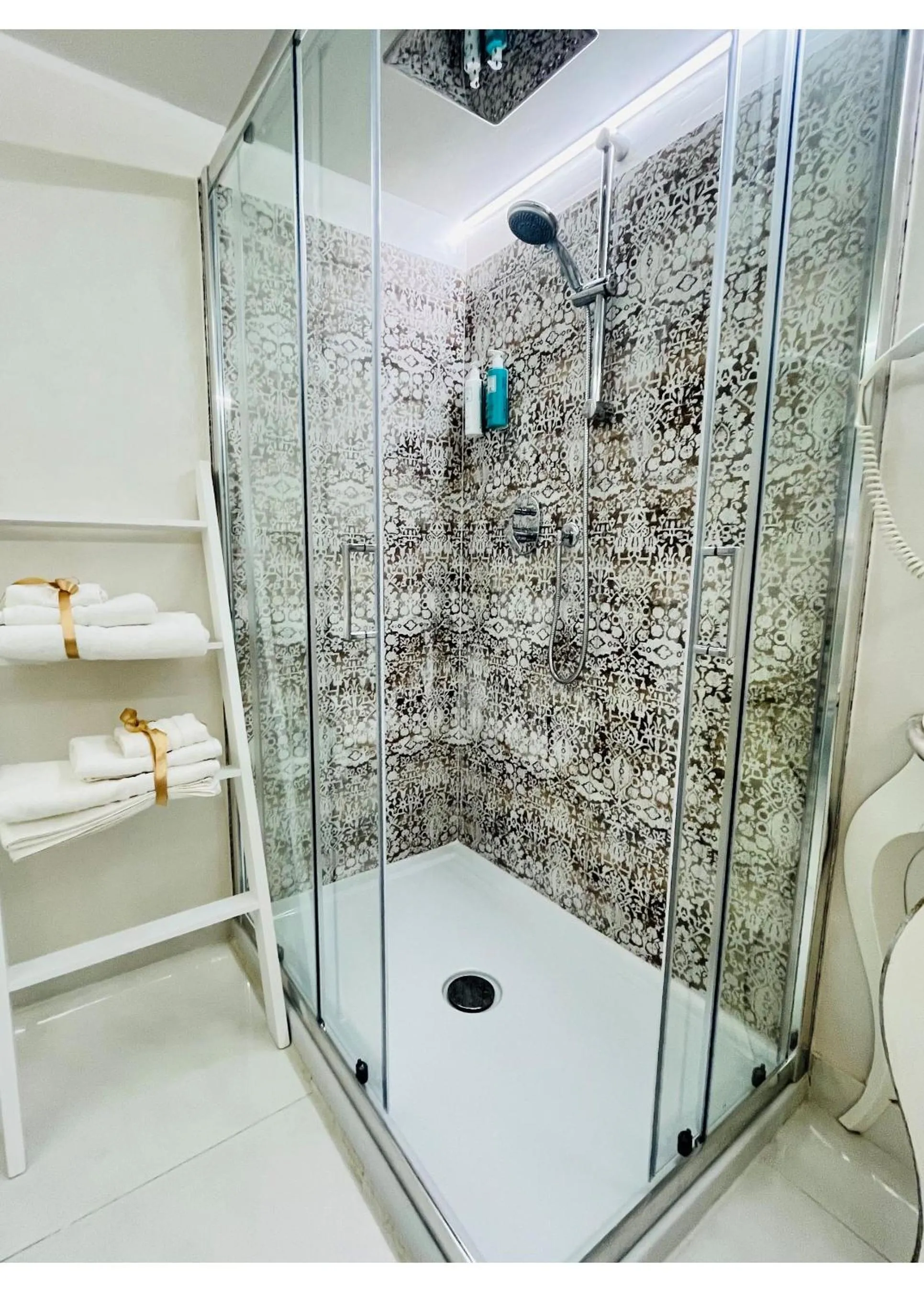 Shower in Hotel La Torraccia