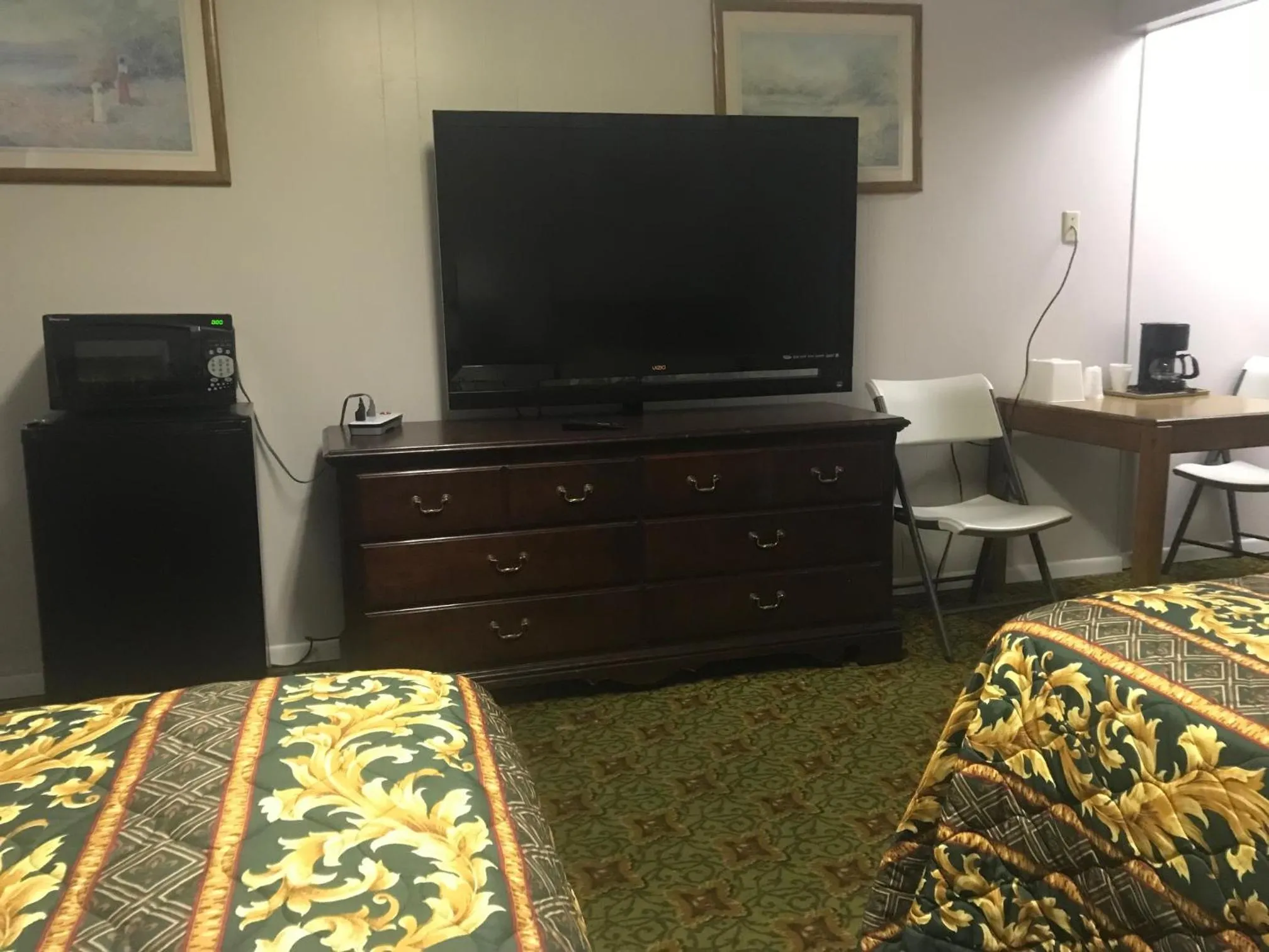 Bed in Lone Pine Motel