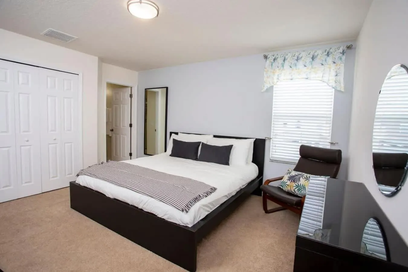 Four Bedrooms Townhouse 4563