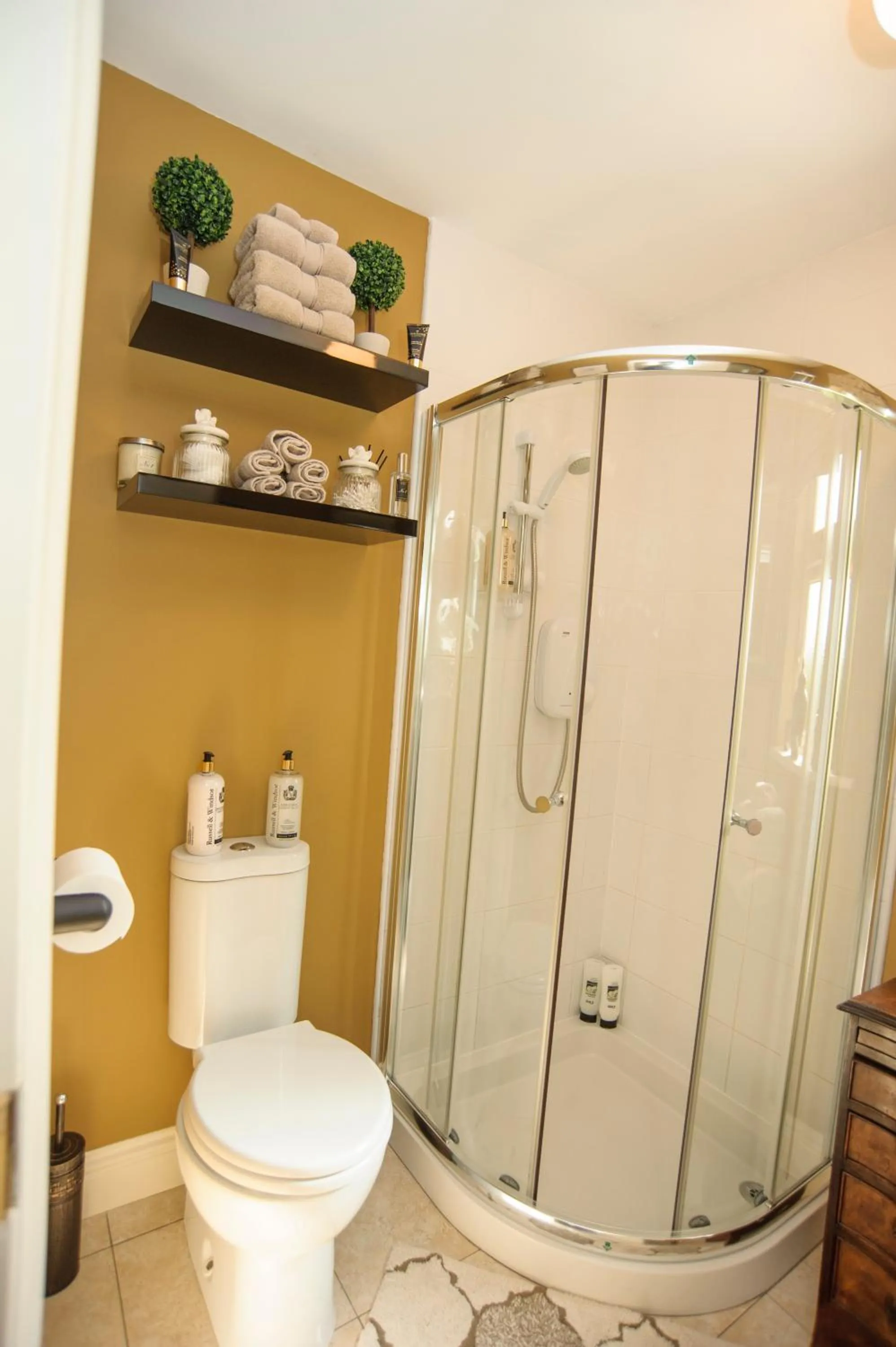 Shower in The Brown Hen Guest Accommodation