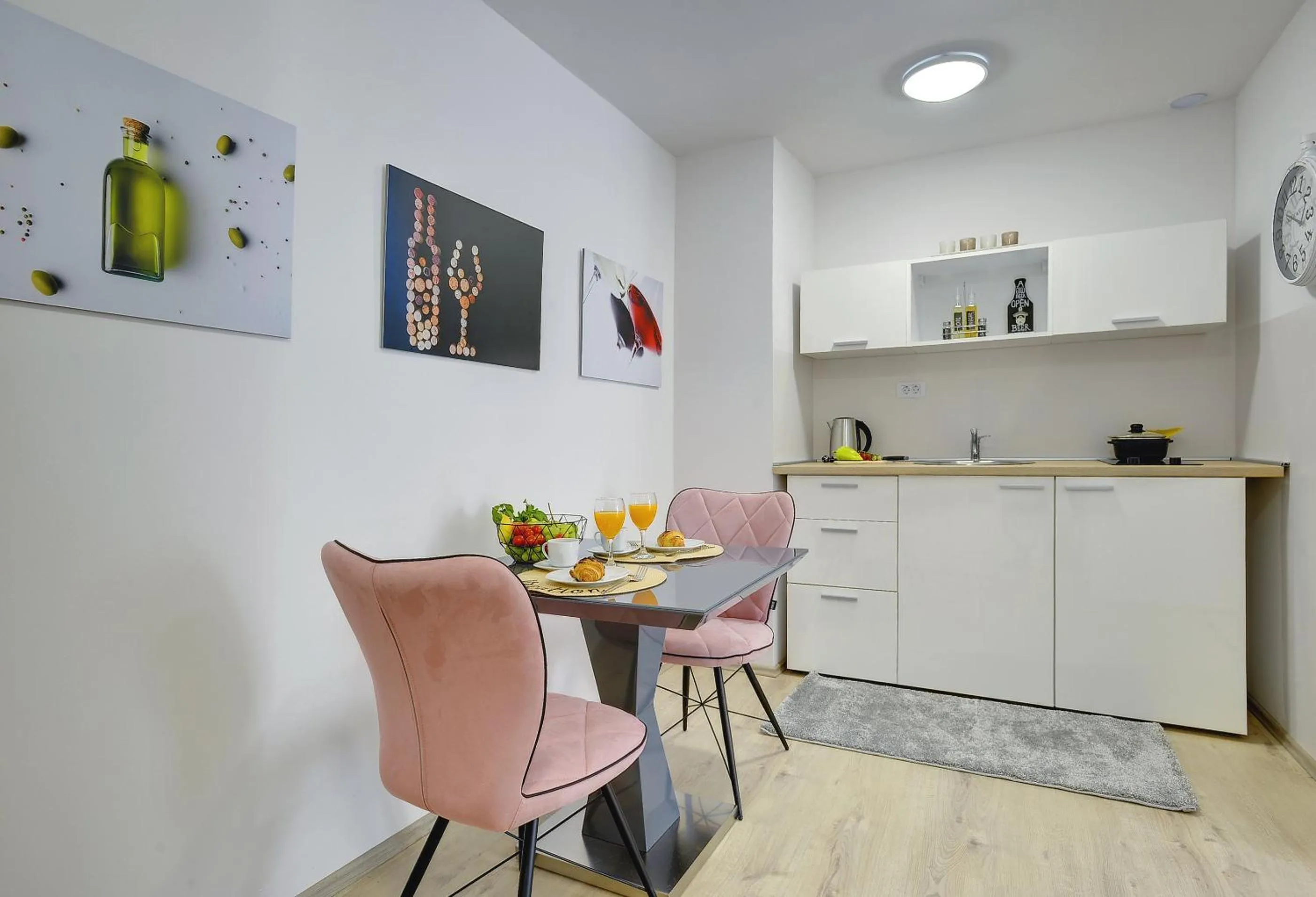 Dining area in D&A Amphitheatre Apartments with free parking