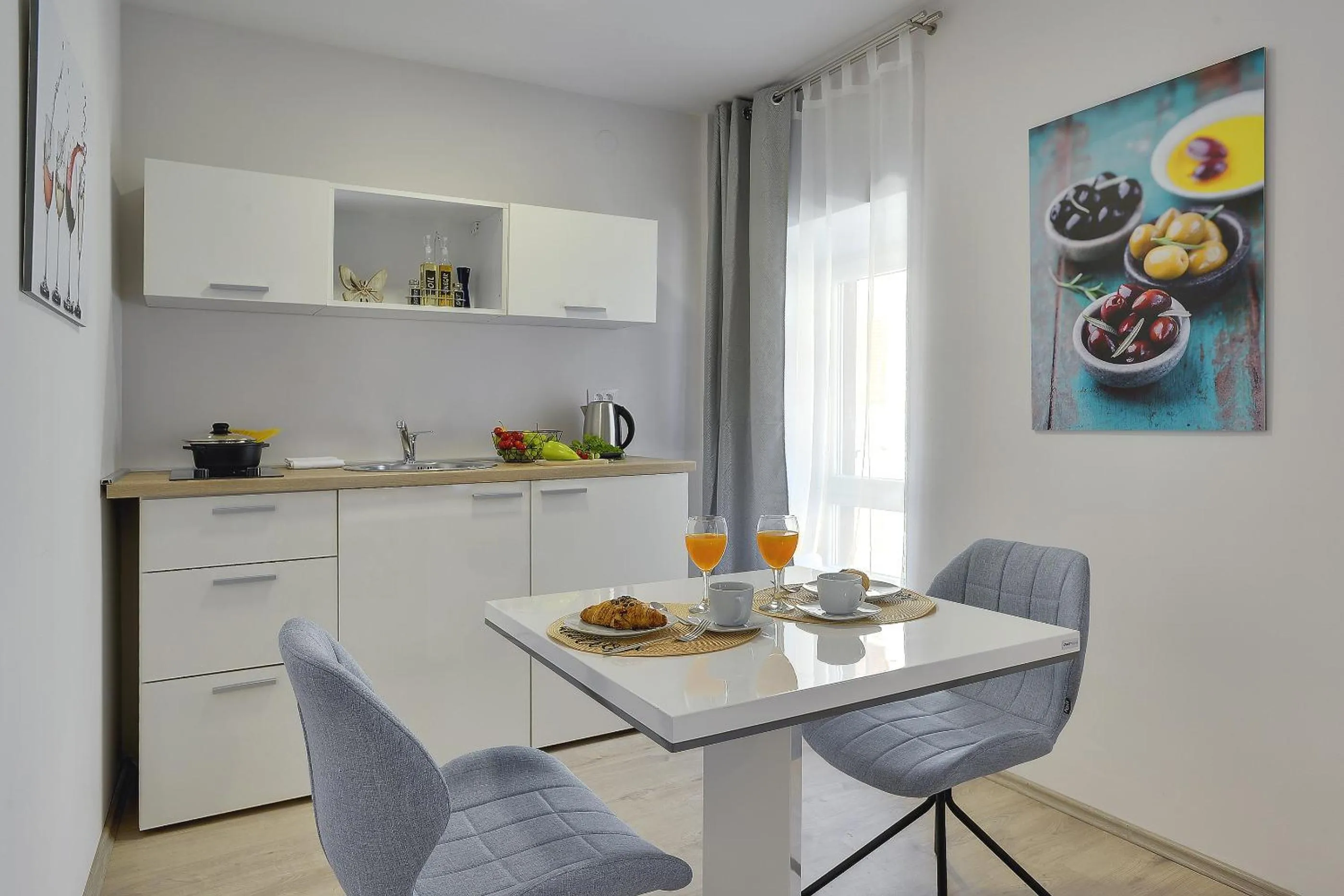 Dining area in D&A Amphitheatre Apartments with free parking
