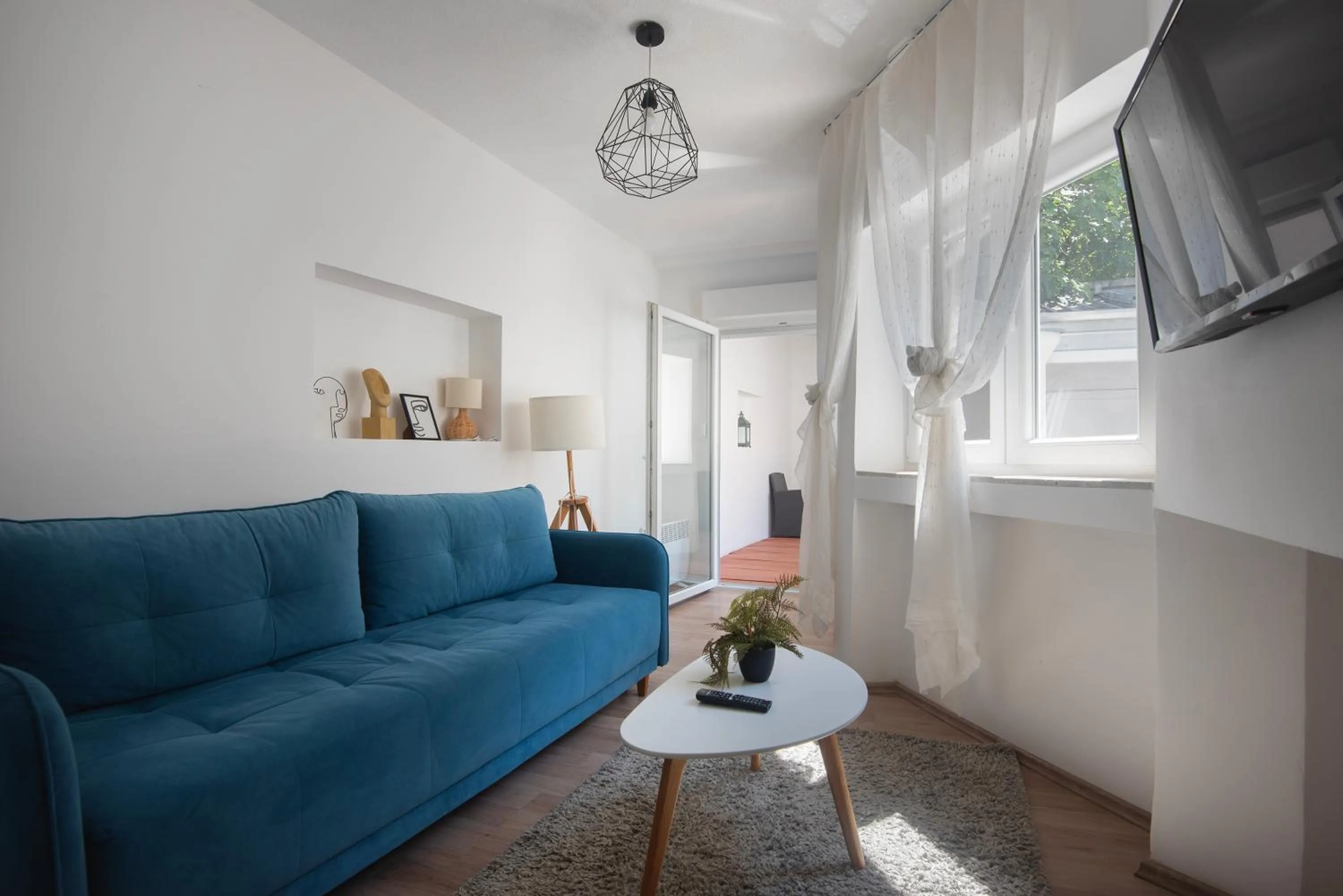 Seating area in D&A Amphitheatre Apartments with free parking