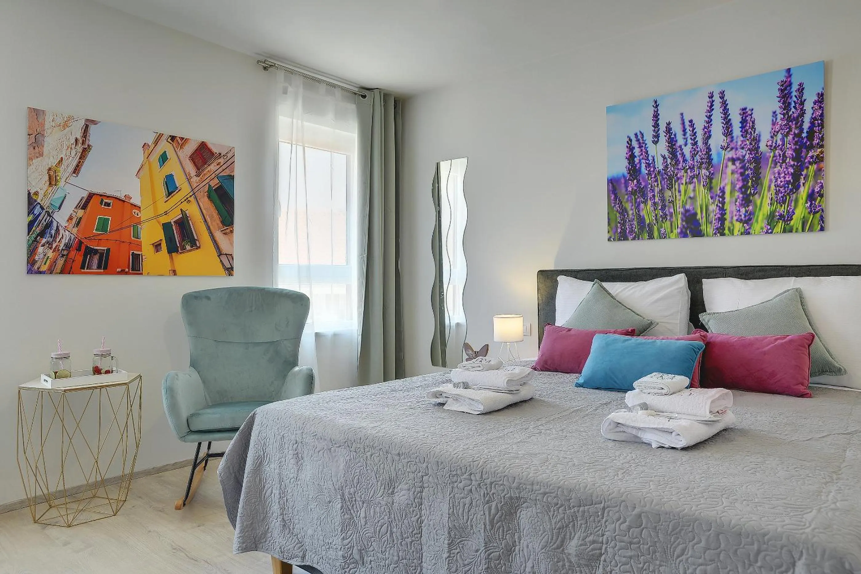 Seating area, Bed in D&A Amphitheatre Apartments with free parking