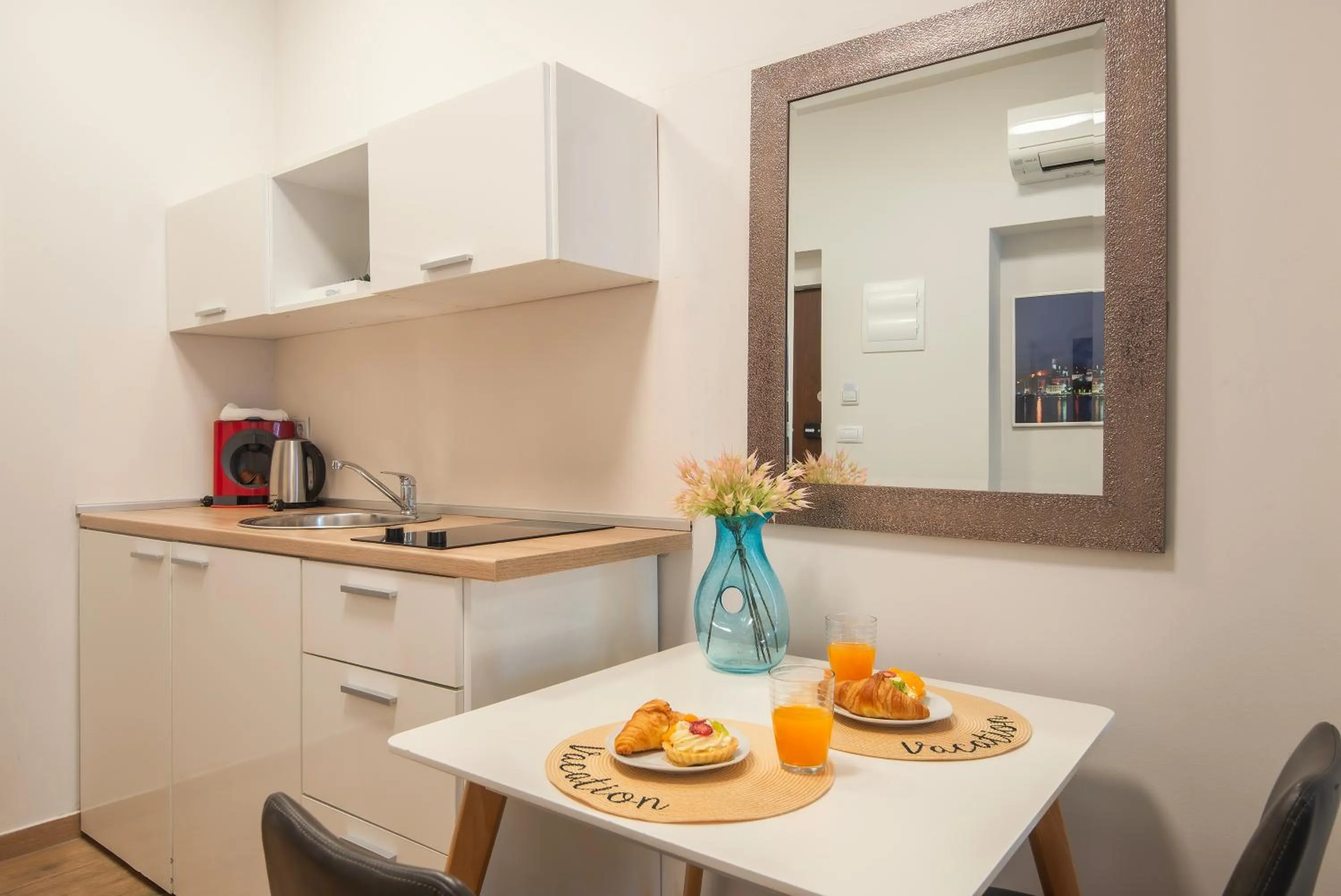Kitchen or kitchenette in D&A Amphitheatre Apartments with free parking
