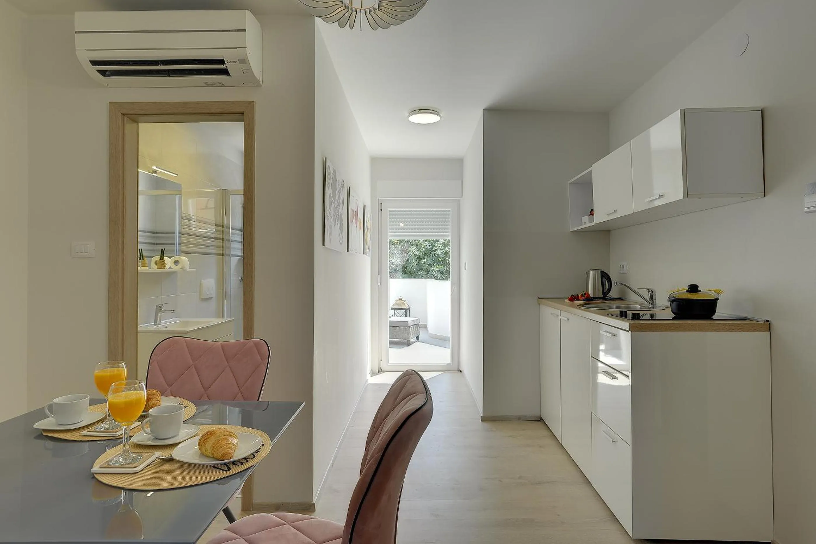 Kitchen or kitchenette in D&A Amphitheatre Apartments with free parking