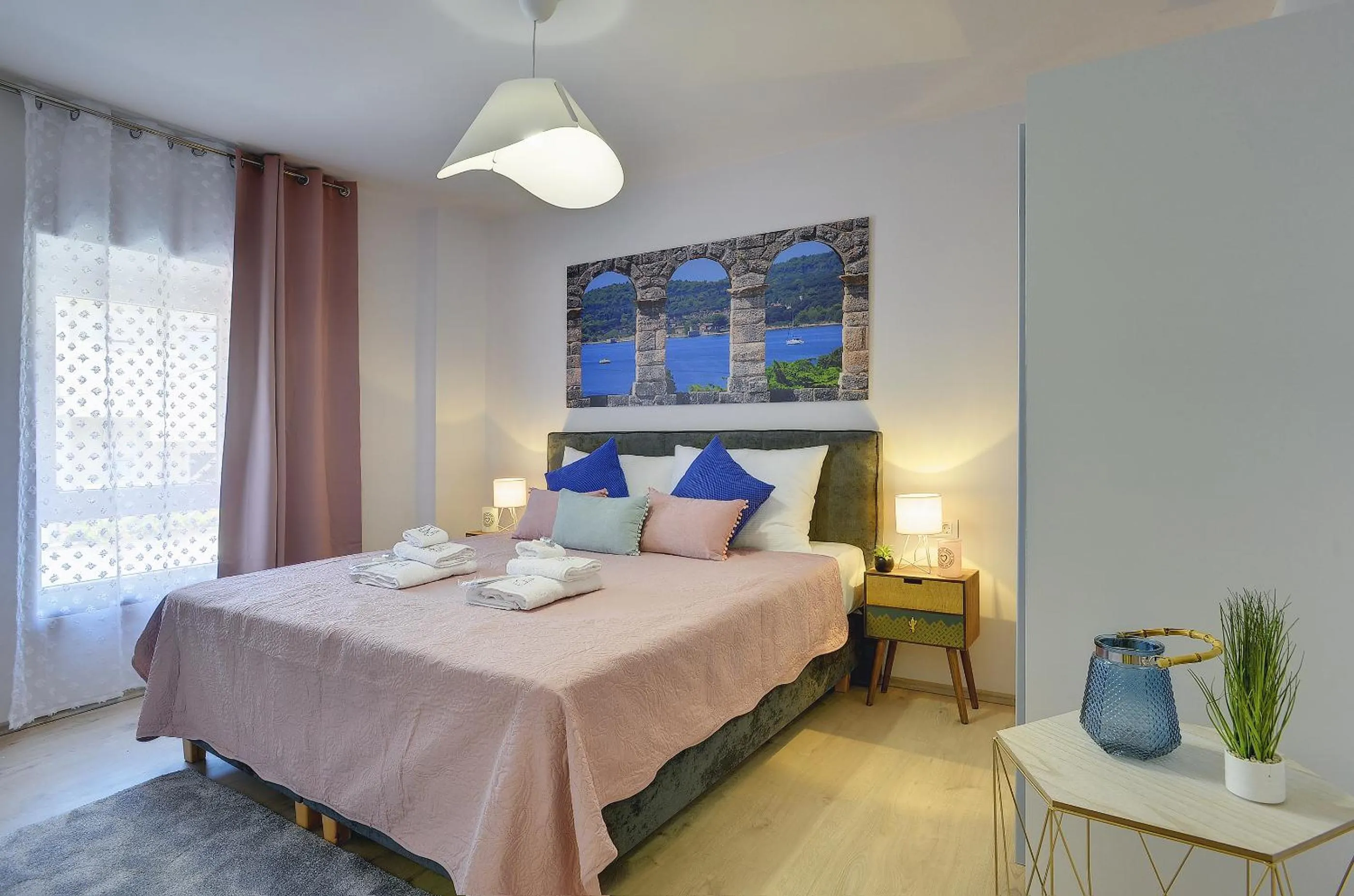 Bedroom, Bed in D&A Amphitheatre Apartments with free parking