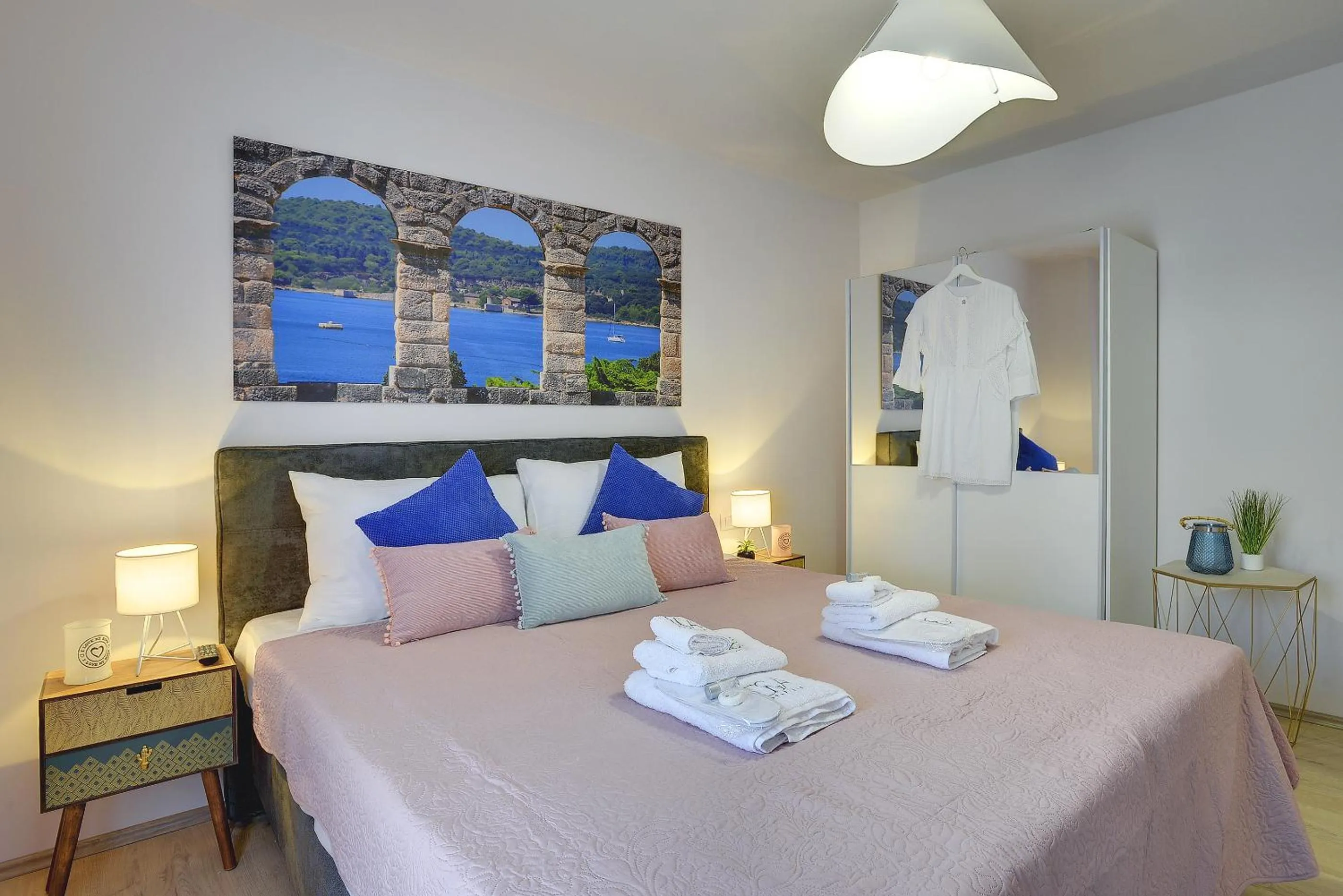 Bedroom, Bed in D&A Amphitheatre Apartments with free parking
