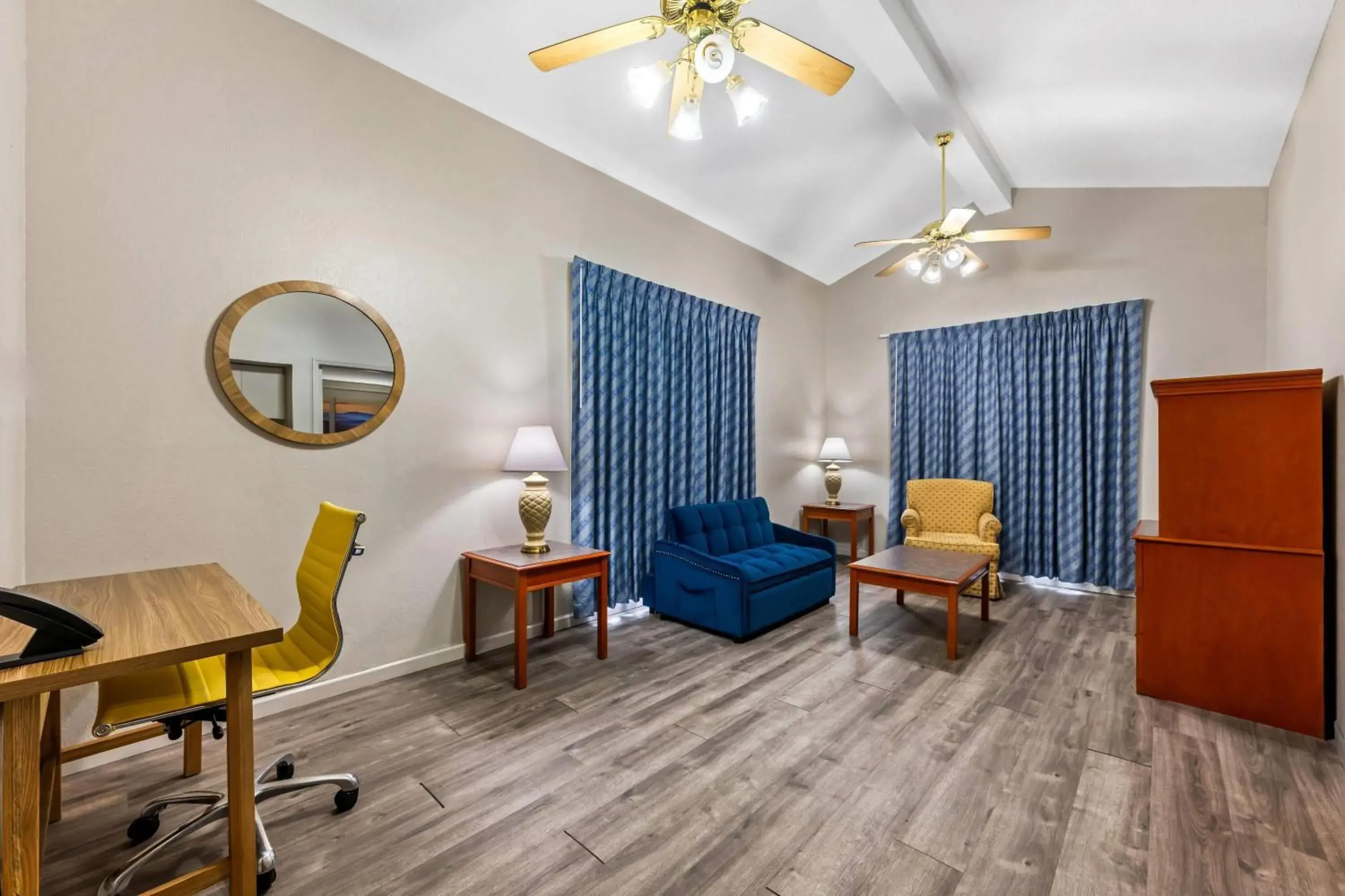 One-Bedroom King Suite - Non-Smoking in Days Inn by Wyndham Birmingham/West One-Bedroom King Suite - Non-Smoking in Days Inn by Wyndham Birmingham/West