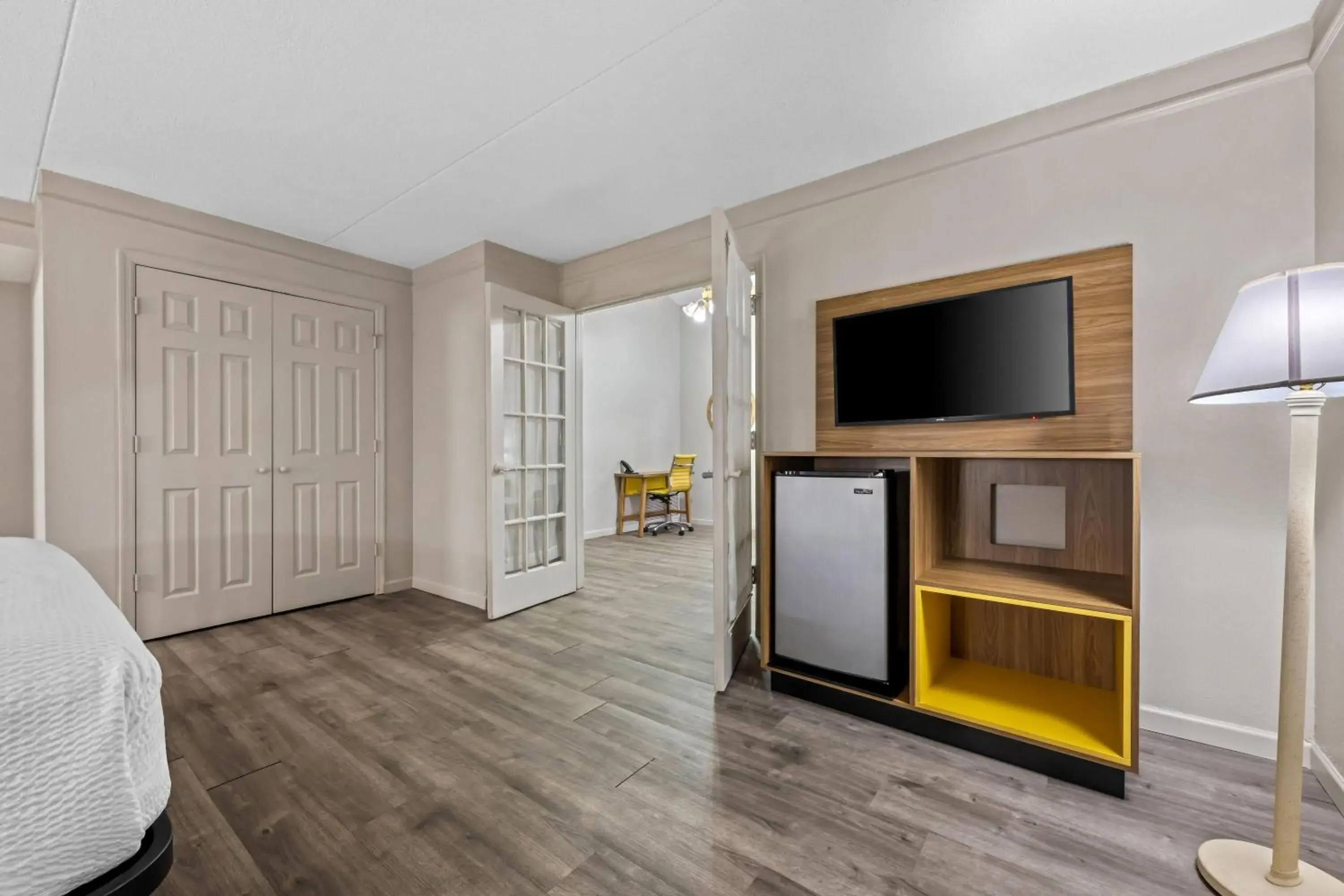 One-Bedroom King Suite - Smoking in Days Inn by Wyndham Birmingham/West One-Bedroom King Suite - Smoking in Days Inn by Wyndham Birmingham/West