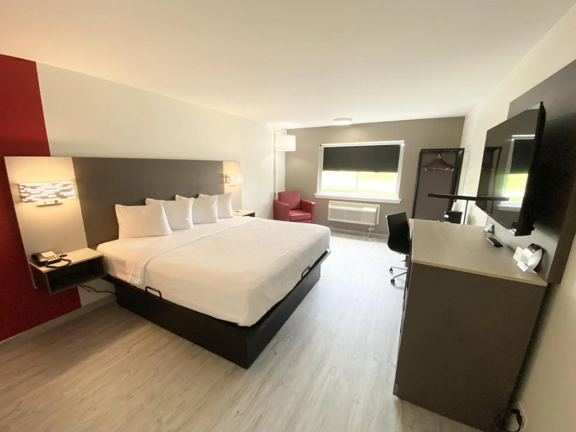 Photo of the whole room, Bed in Ramada by Wyndham Tuscaloosa