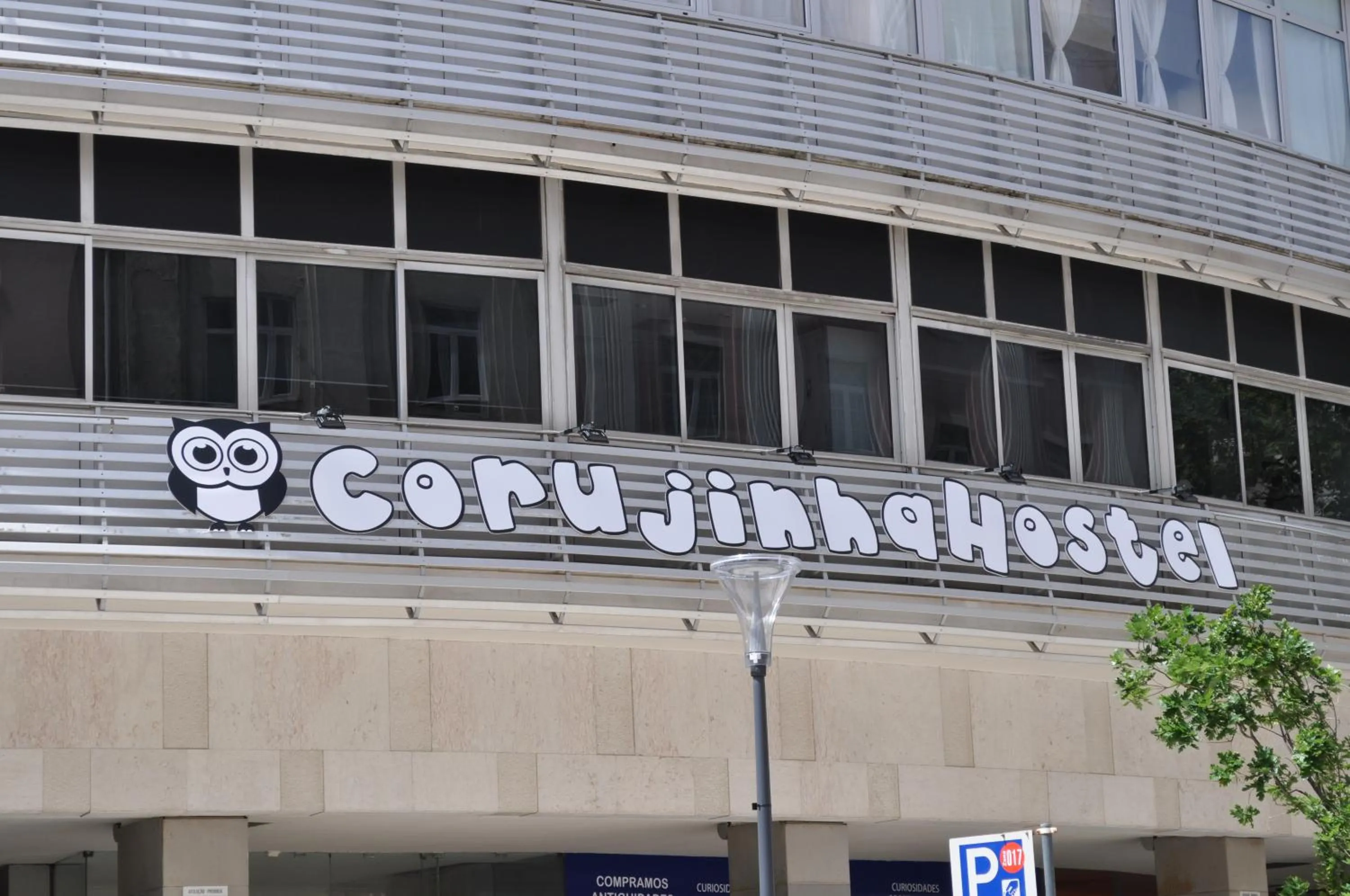 Facade/entrance in Corujinha Hostel