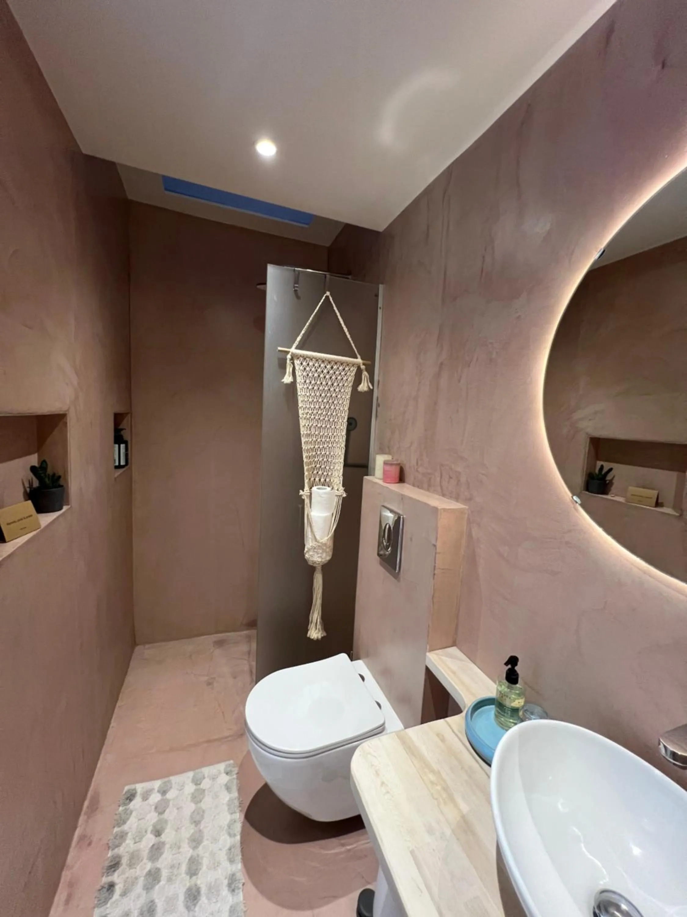 Shower in Kapella Apartments