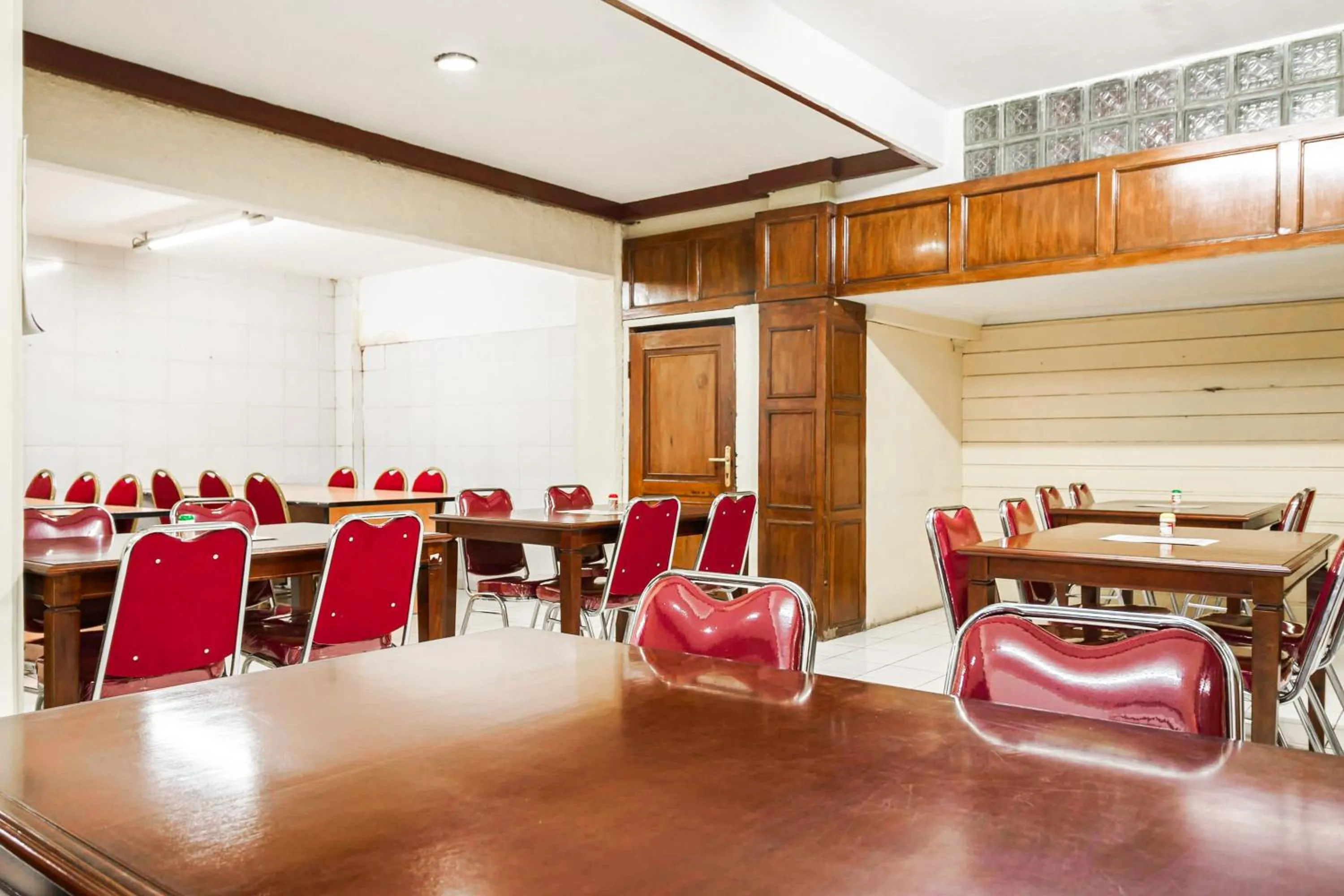 Restaurant/places to eat in RedDoorz @ Jalan Jaksa