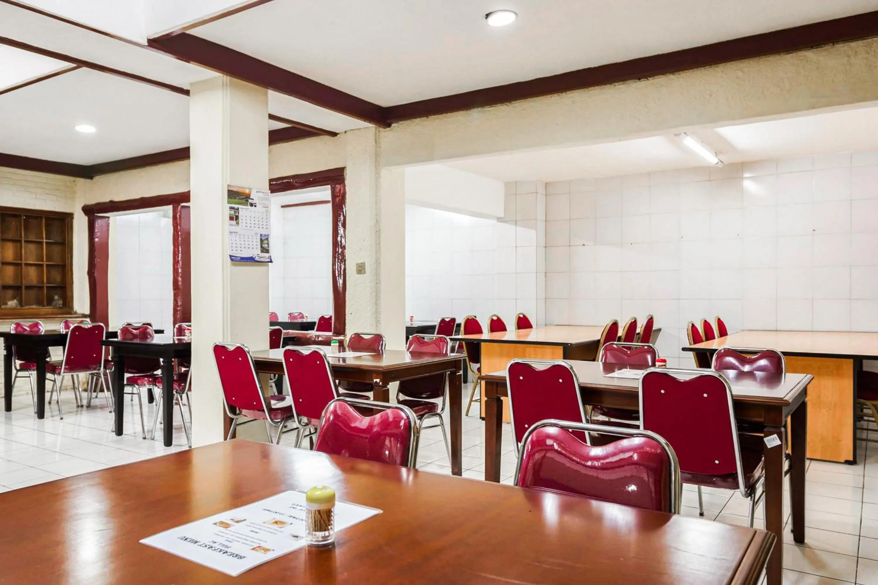 Restaurant/places to eat in RedDoorz @ Jalan Jaksa