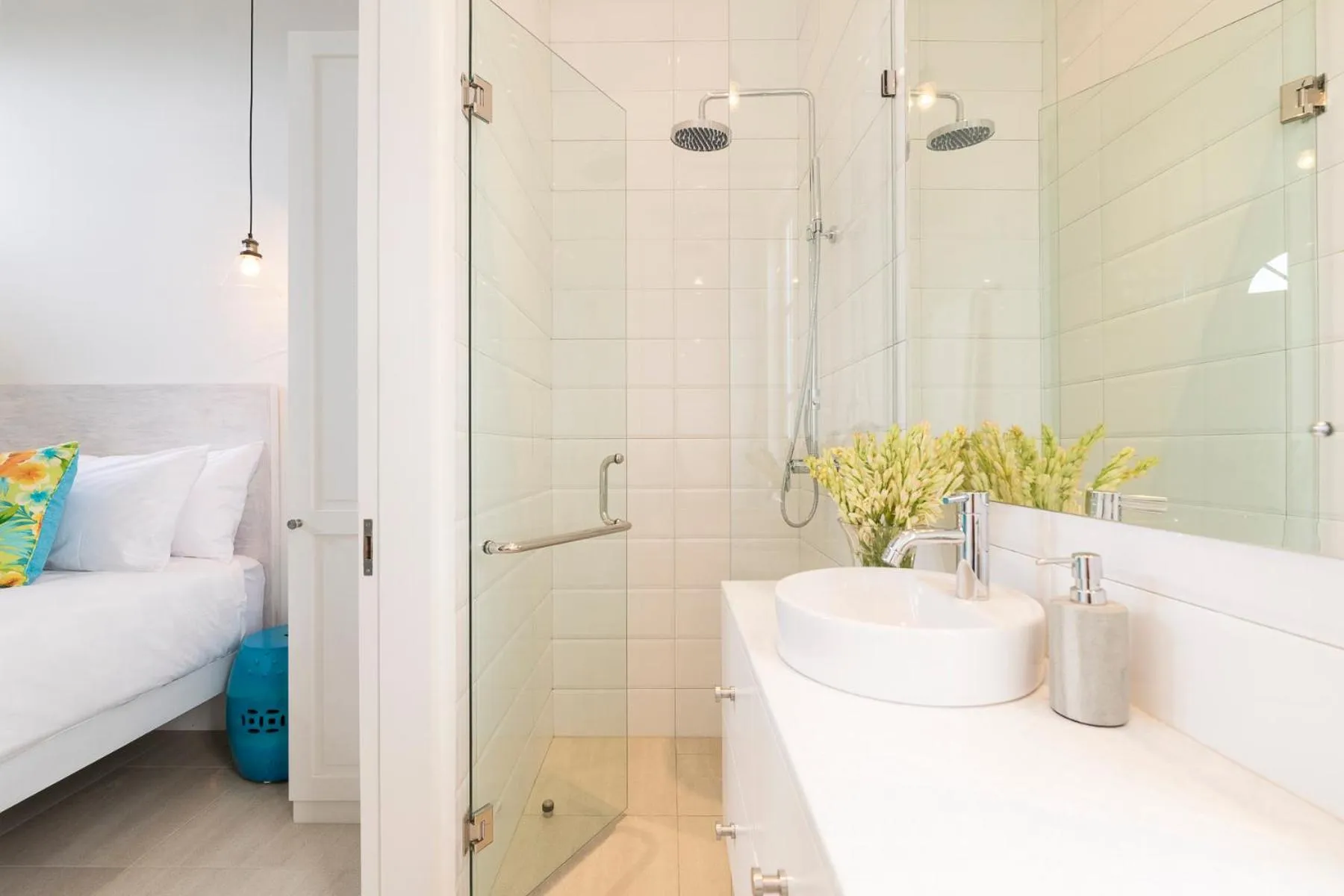 Shower, Bed in Villa Neno