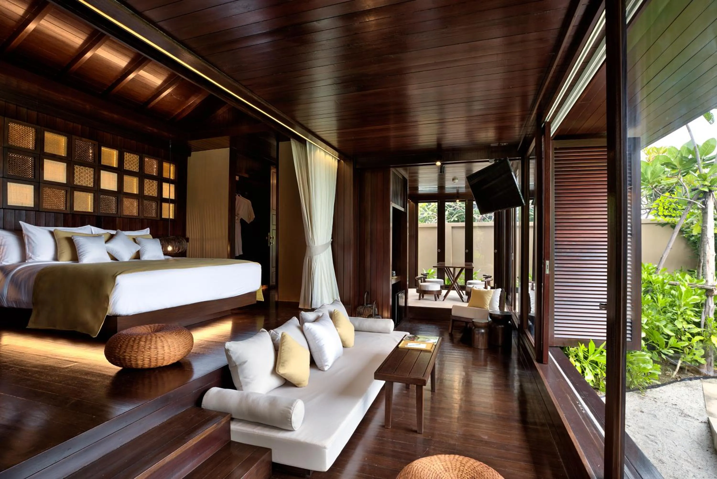 Seating area, Bed in The Spa Resorts - Lamai Beach