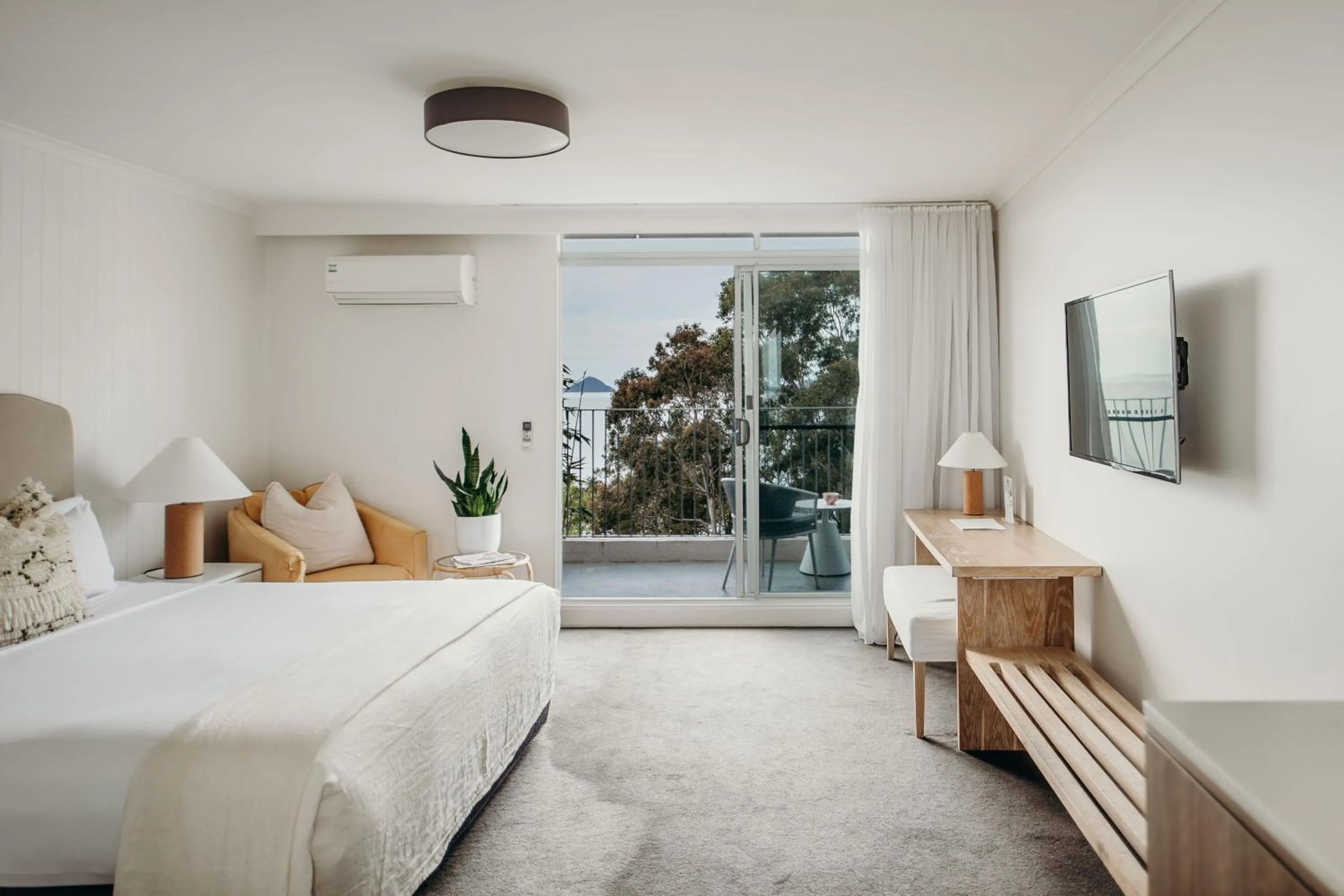 Photo of the whole room, Bed in Bannisters Port Stephens