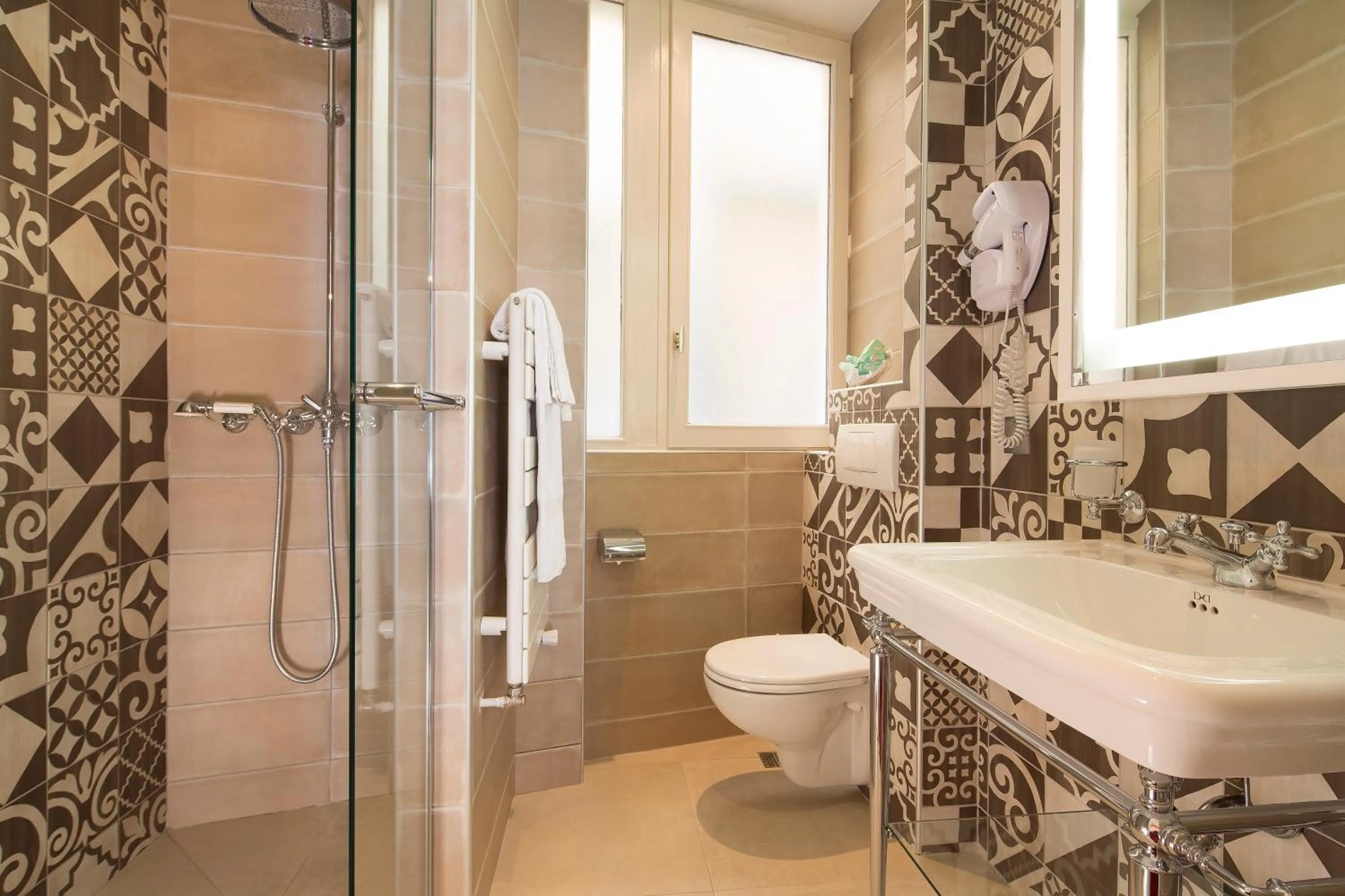 Shower in Hôtel du Levant