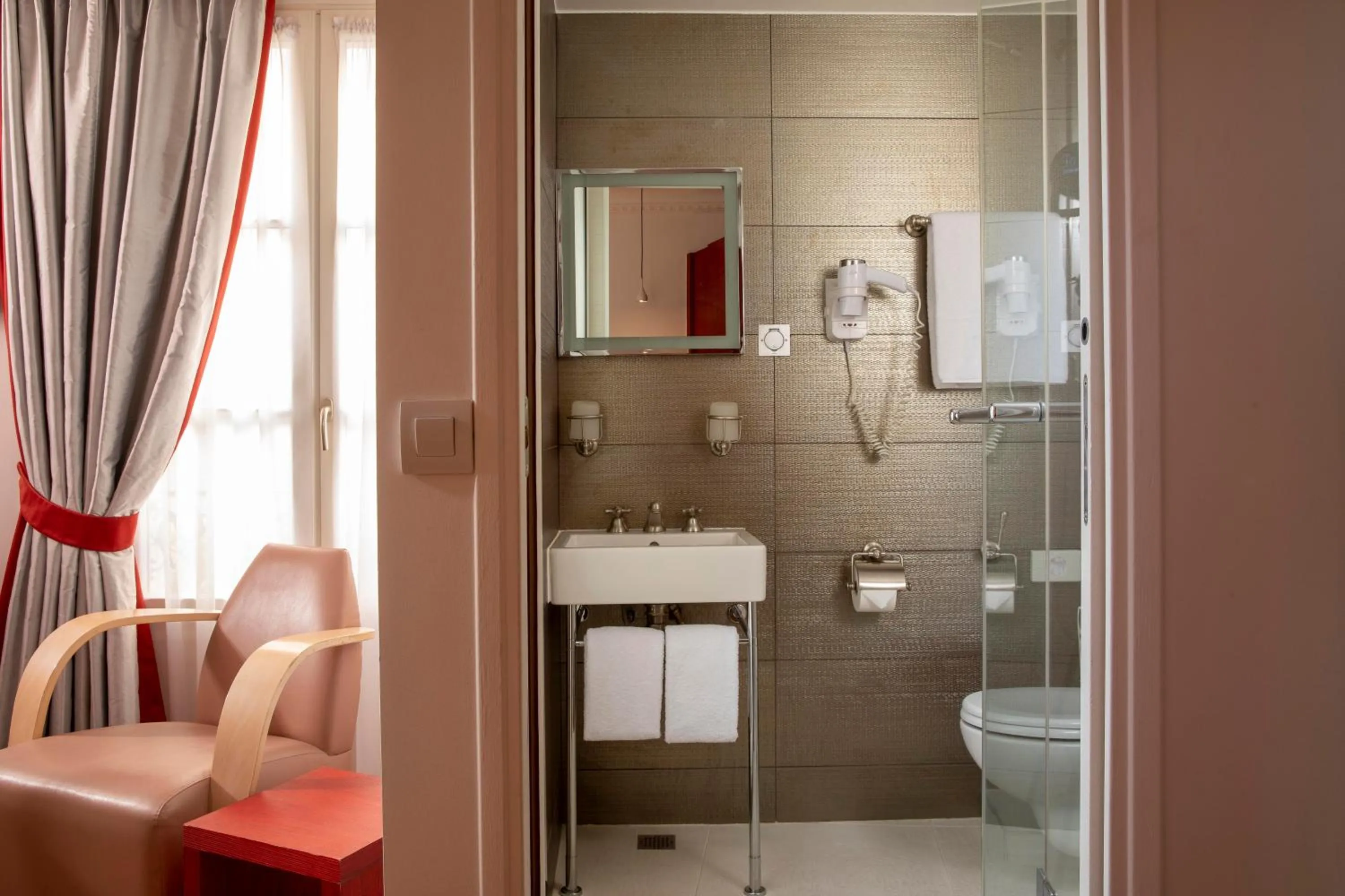 Toilet in Hôtel du Levant