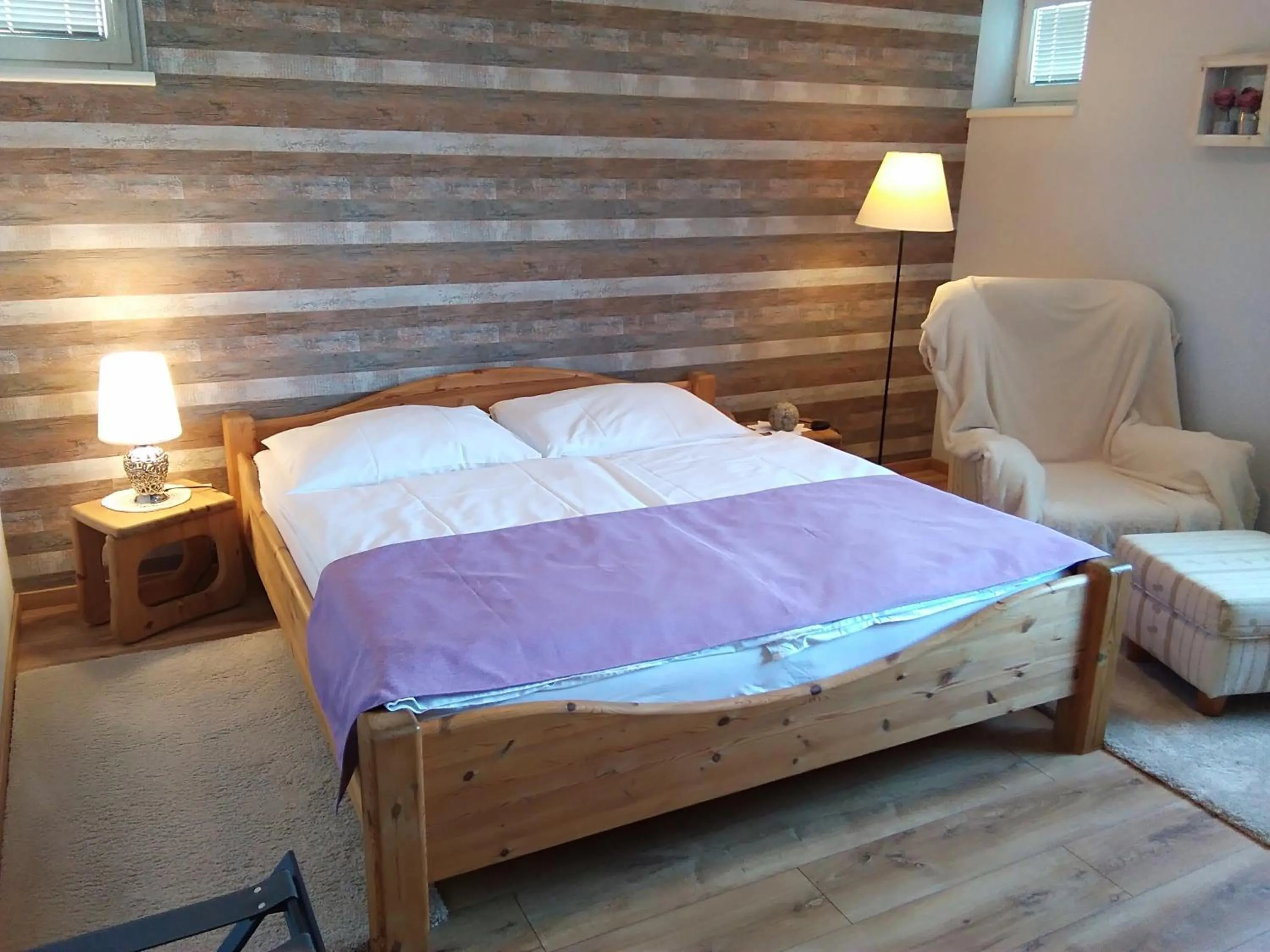 Photo of the whole room, Bed in Herberts Stubn
