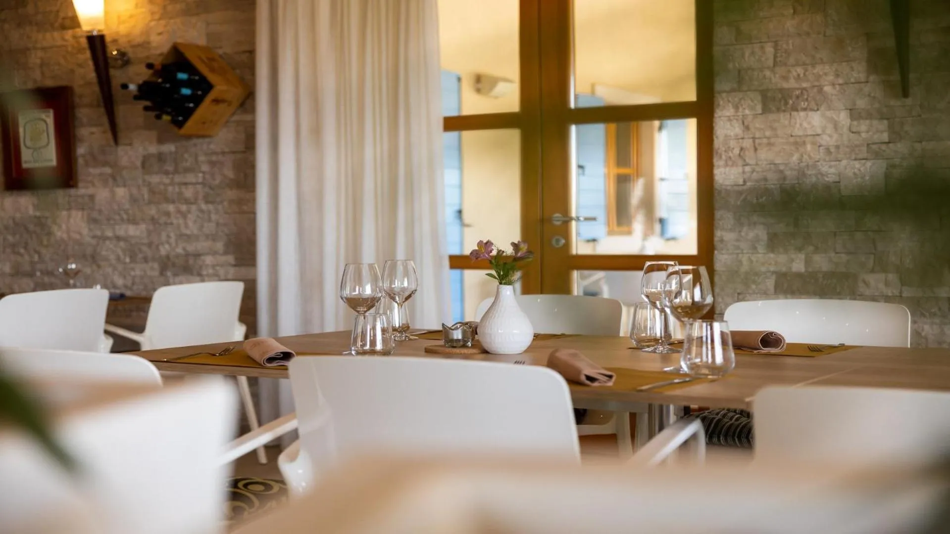 Restaurant/places to eat in VELANERA Hotel & Restaurant