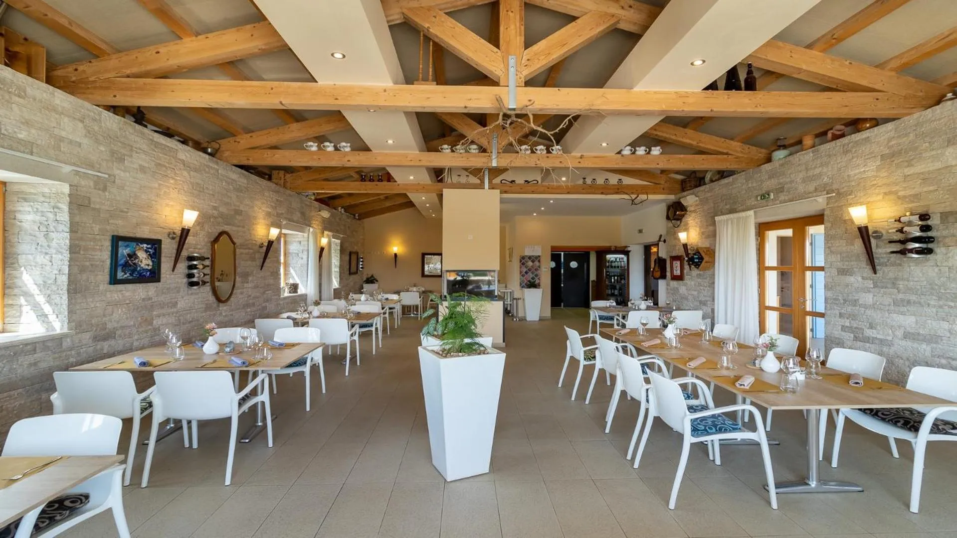 Restaurant/places to eat in VELANERA Hotel & Restaurant