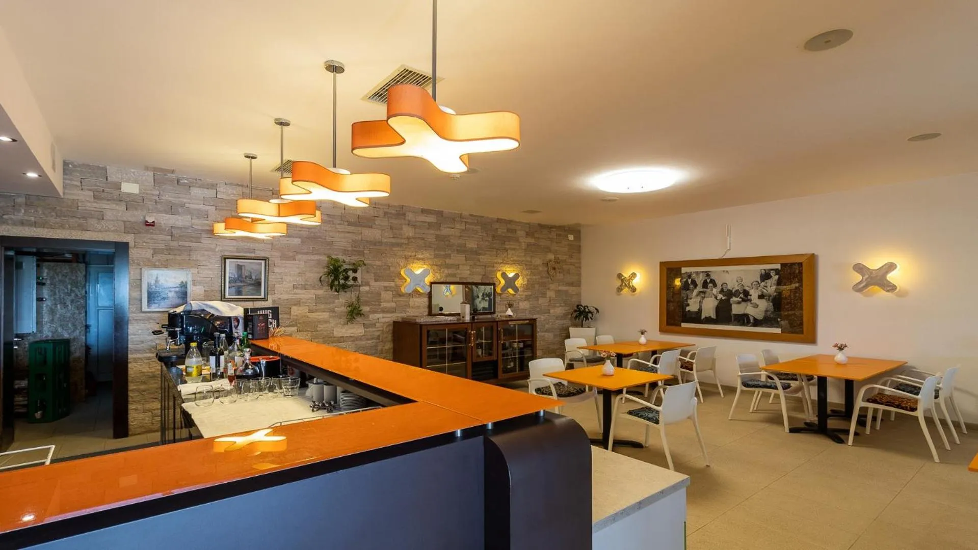 Restaurant/places to eat in VELANERA Hotel & Restaurant