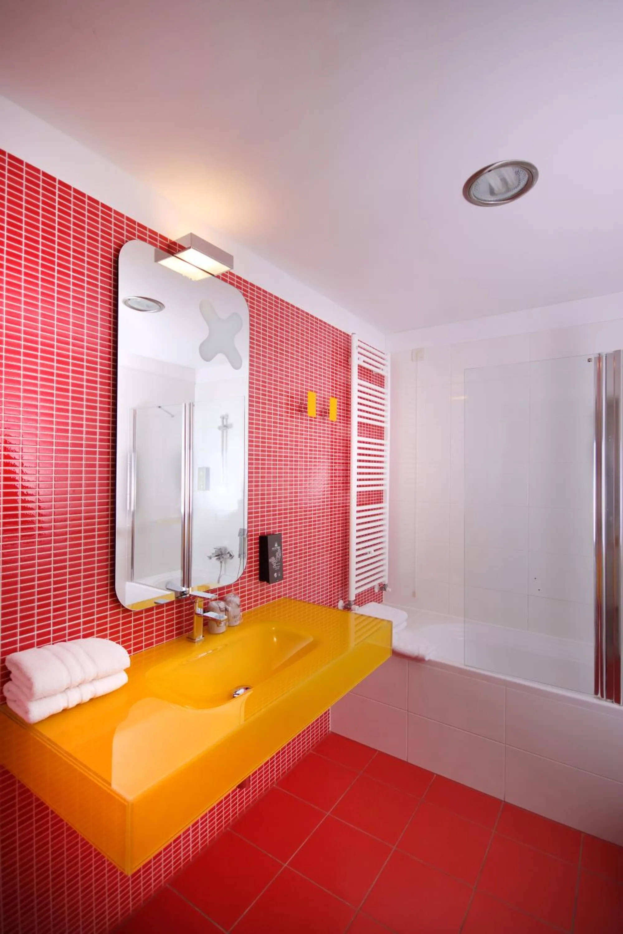 Bathroom, Bed in VELANERA Hotel & Restaurant